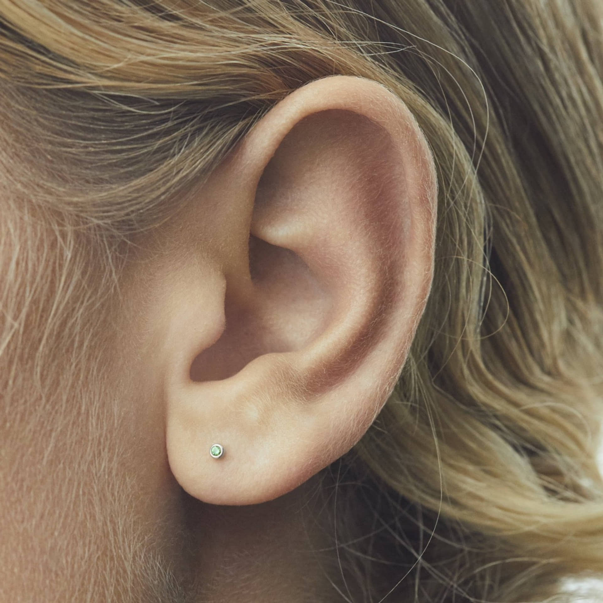 SINGLE STONE LABRET - GREEN TSAVORITE & WHITE GOLD made by ENNUI