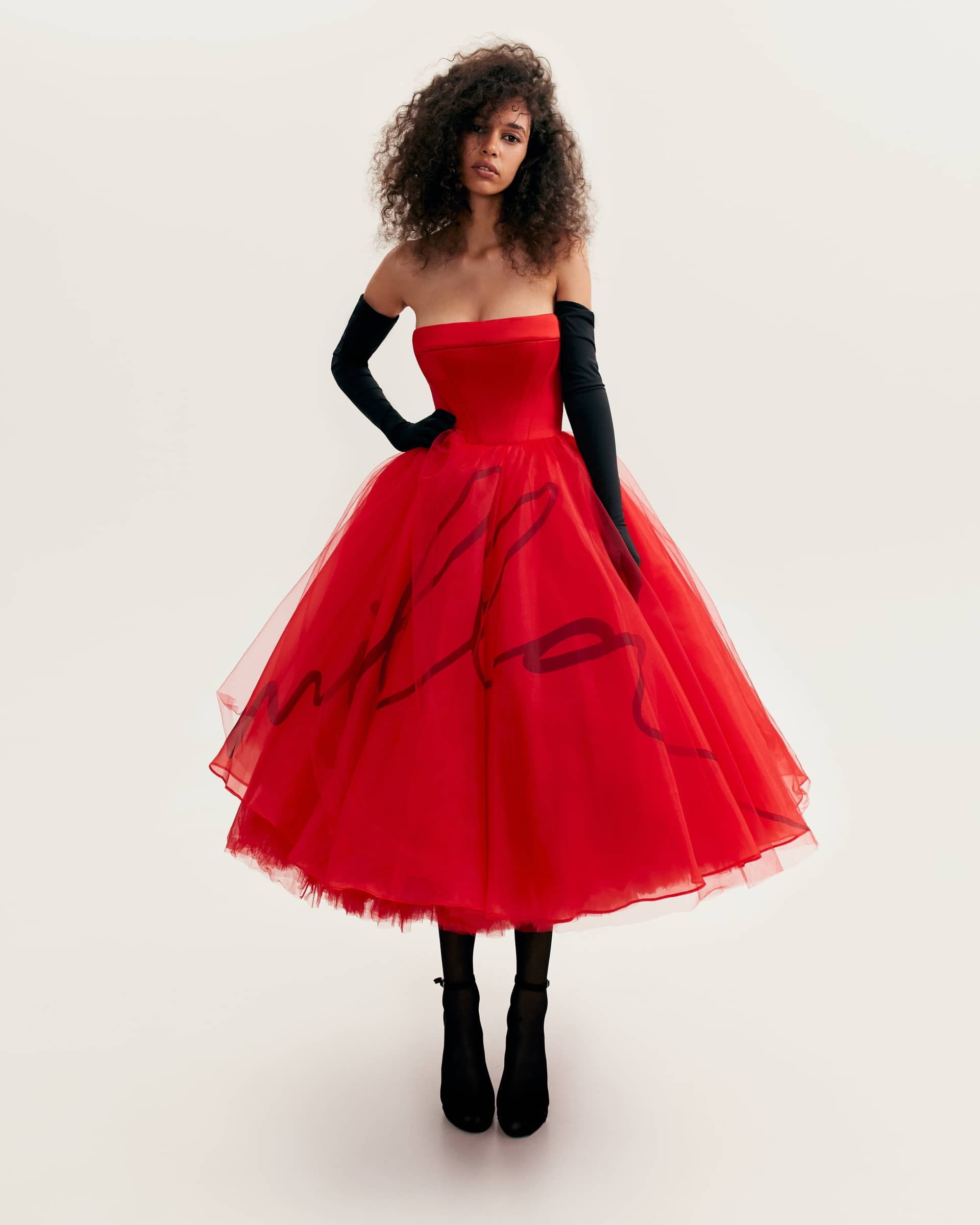 Milla | Dramatic red organza dress adorned with Milla's signature and black gloves, Xo Xo | Women's Red Midi dresses | Seezona Milla | Dramatic red organza dress adorned with Milla's signature and black gloves, Xo Xo | Women's Red Midi dresses | Seezona