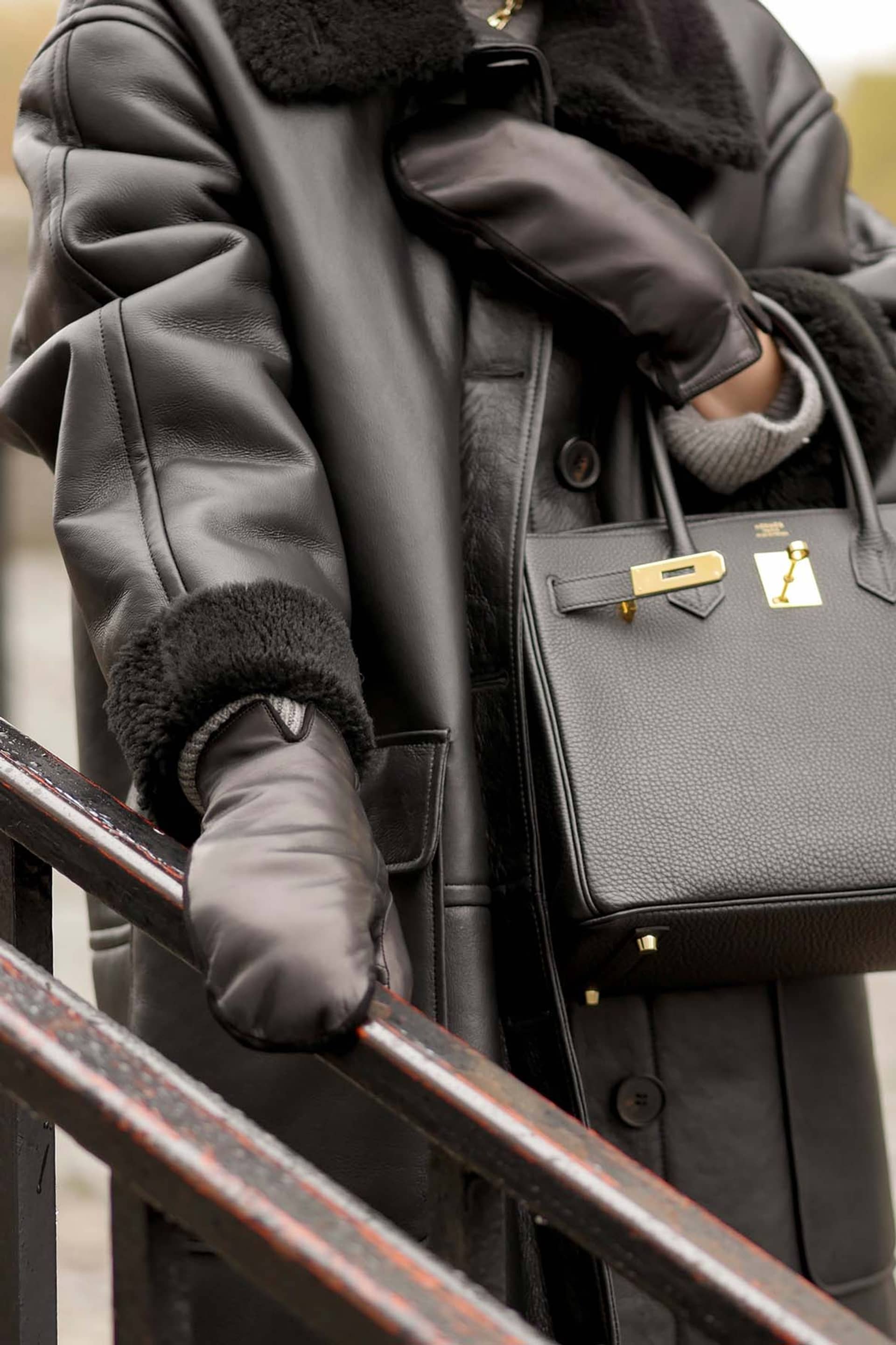 Essentials Mittens Black made by Handsome Stockholm