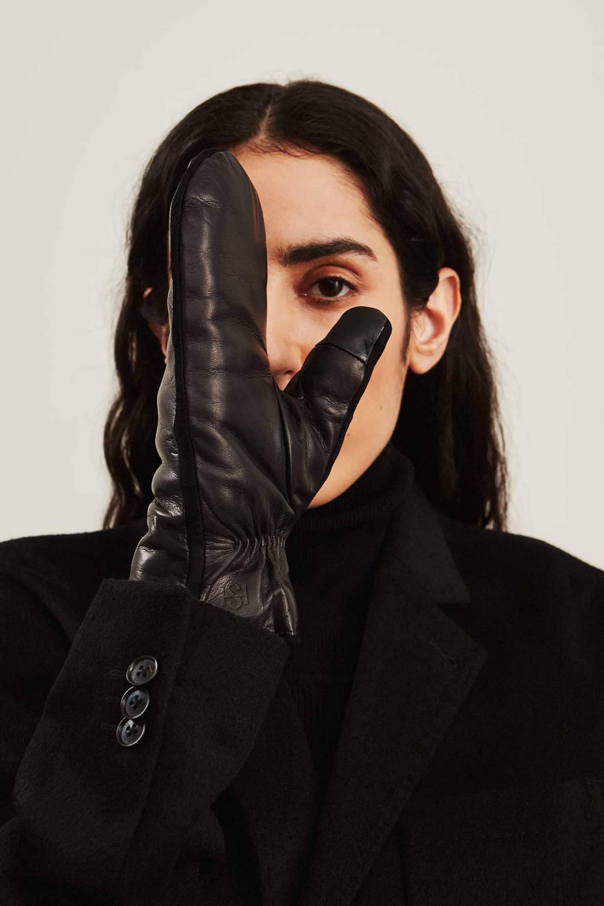 Essentials Mittens Black made by Handsome Stockholm