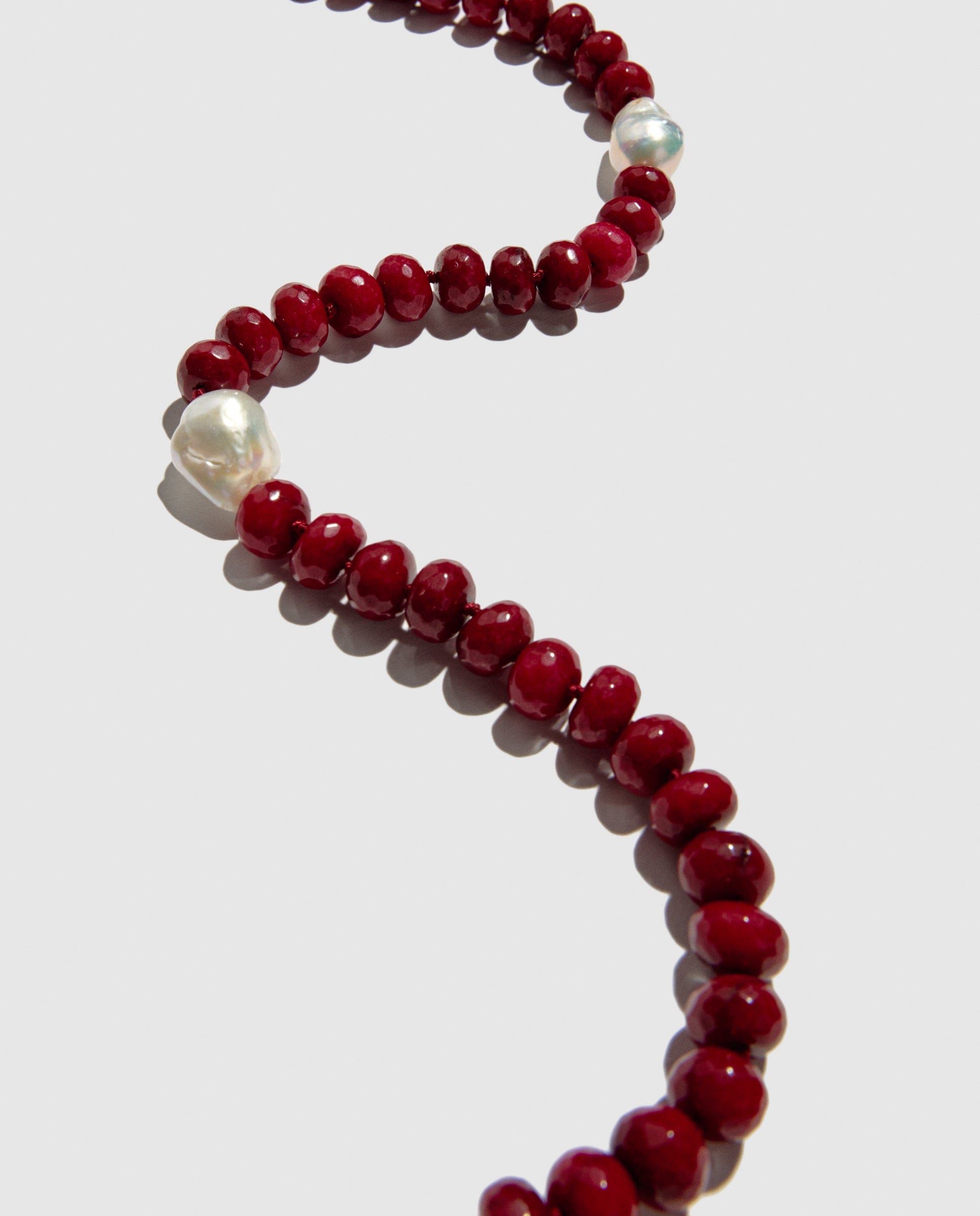 Collar De Jade Rojo Y Perlas Madre made by Phialebel