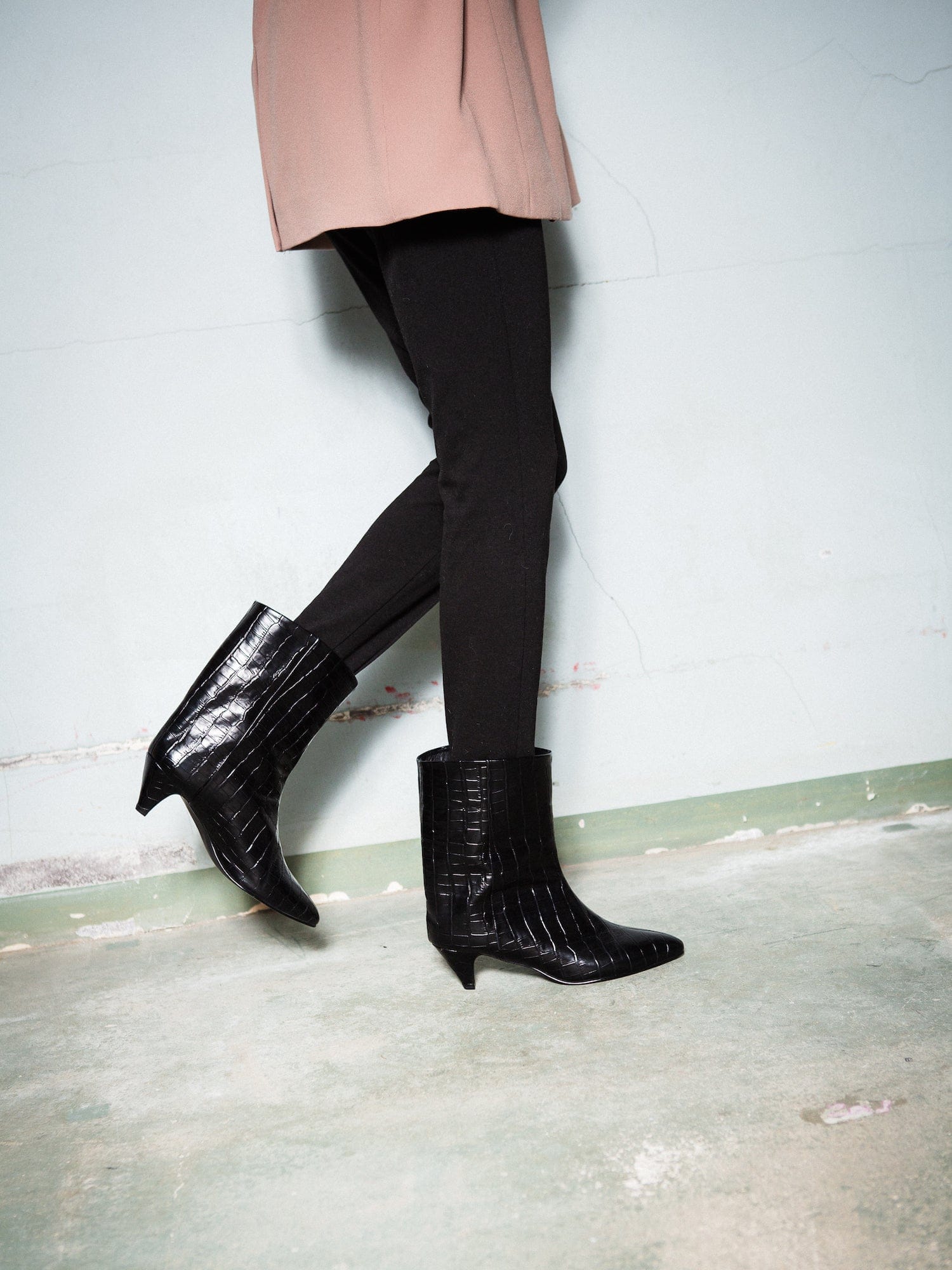 THE VANESSA LOW BLACK CROC made by Blankens