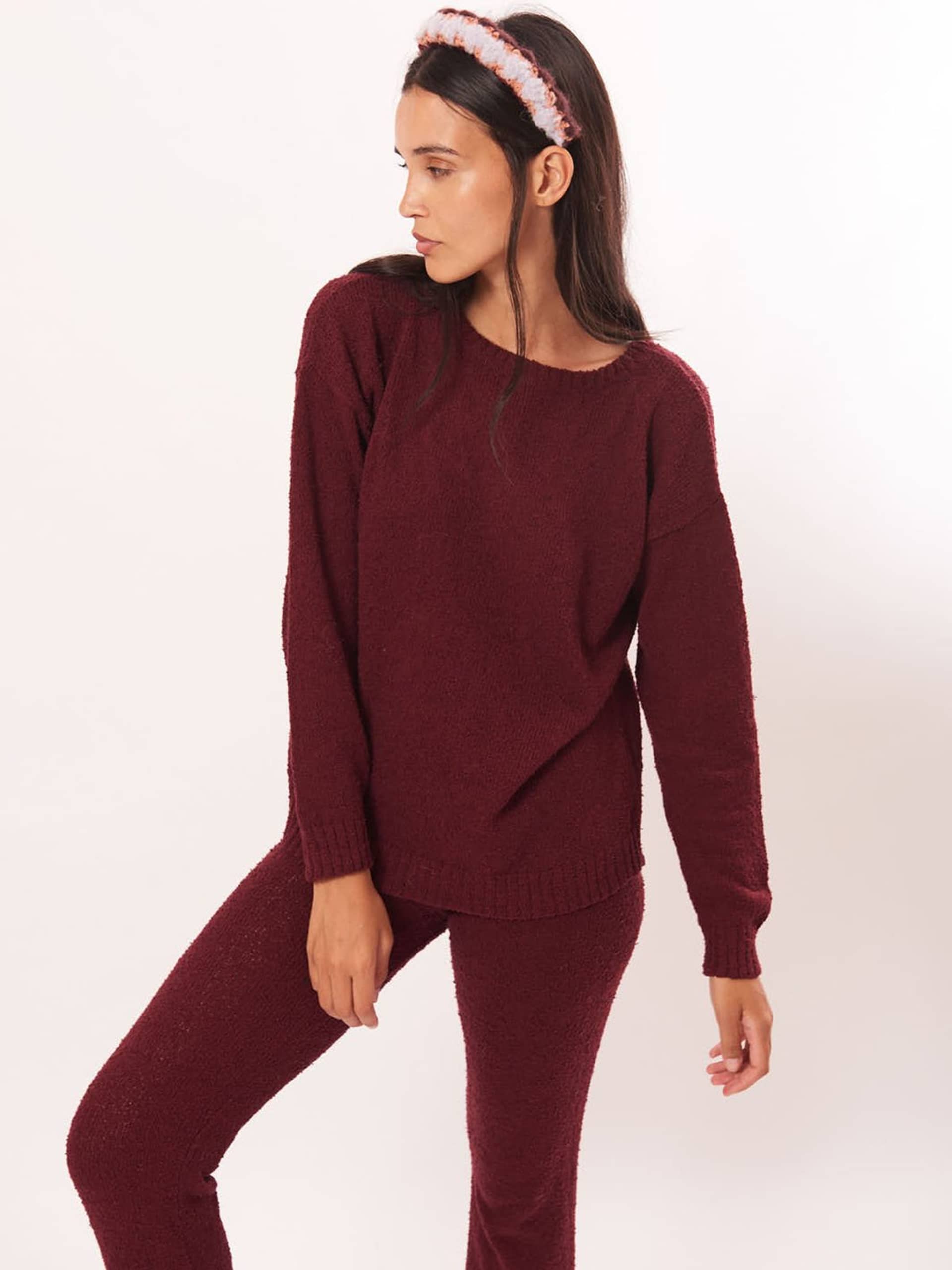 Lounge set: OLIVE sweater + LUCUMA pant in Red made by AYNI