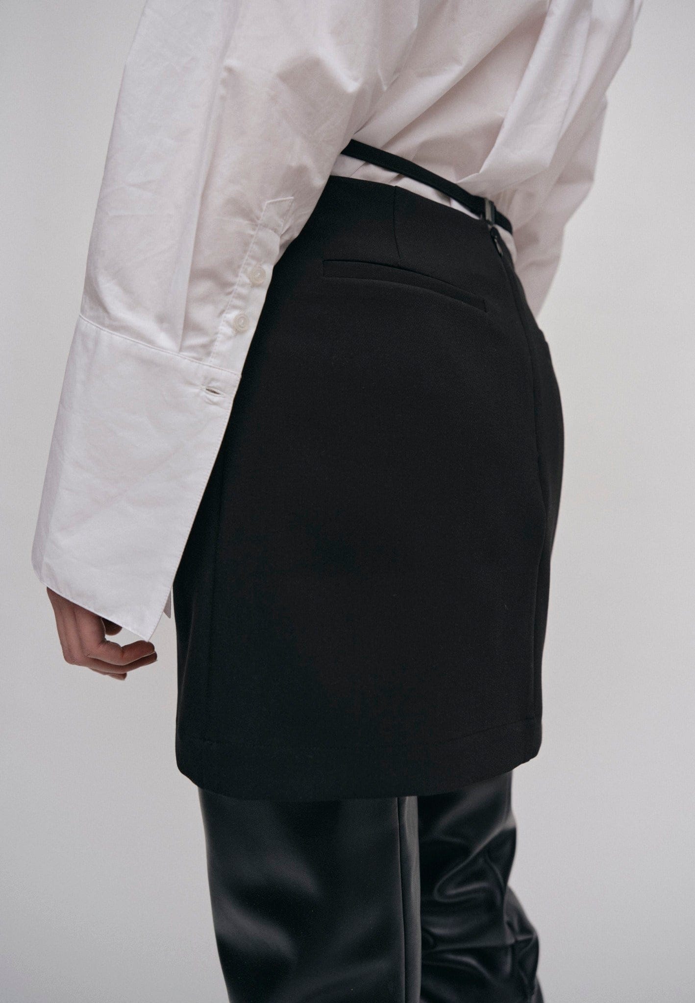 Drew Mini skirt - Black made by HERSKIND