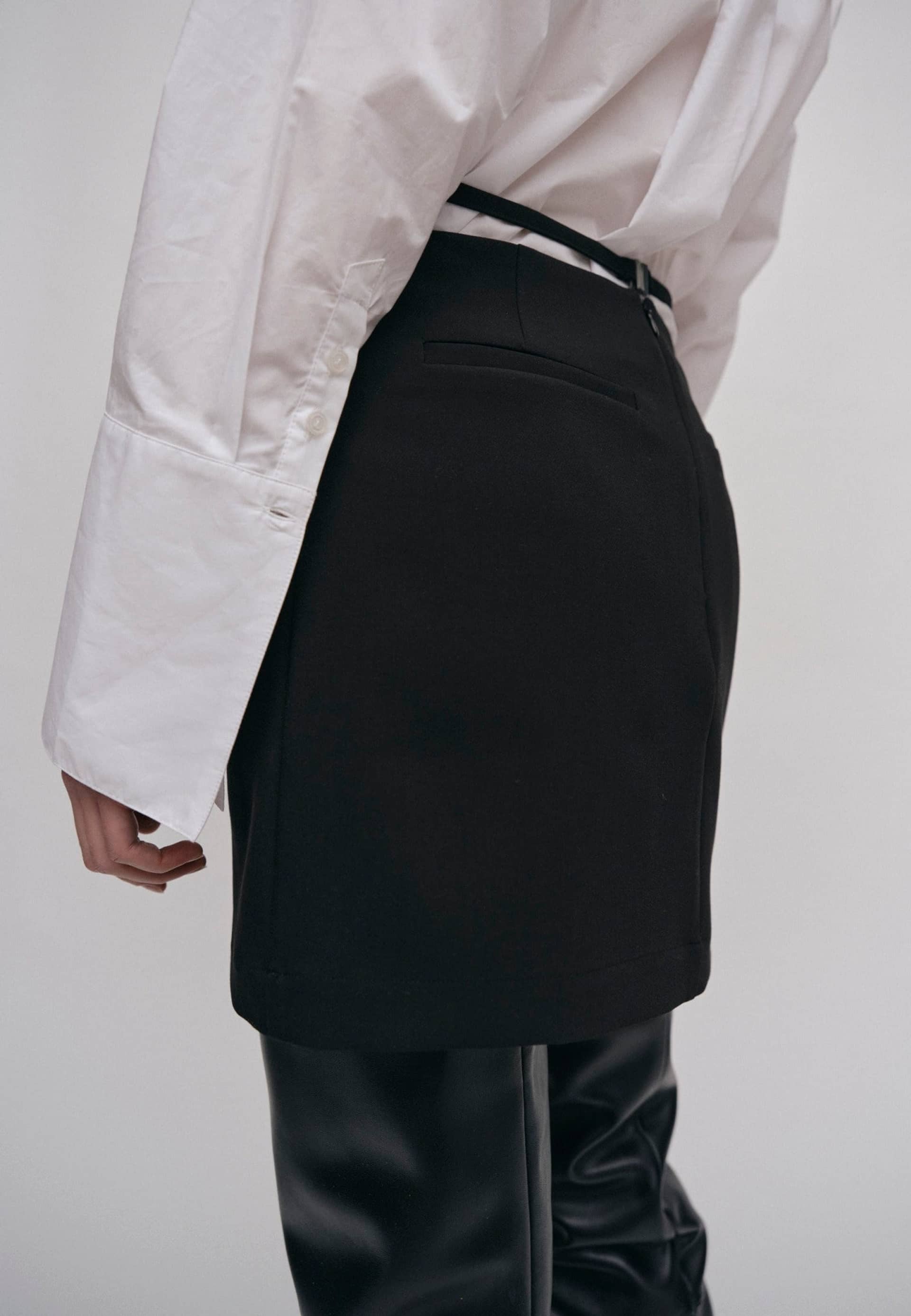 Drew Mini skirt - Black made by HERSKIND