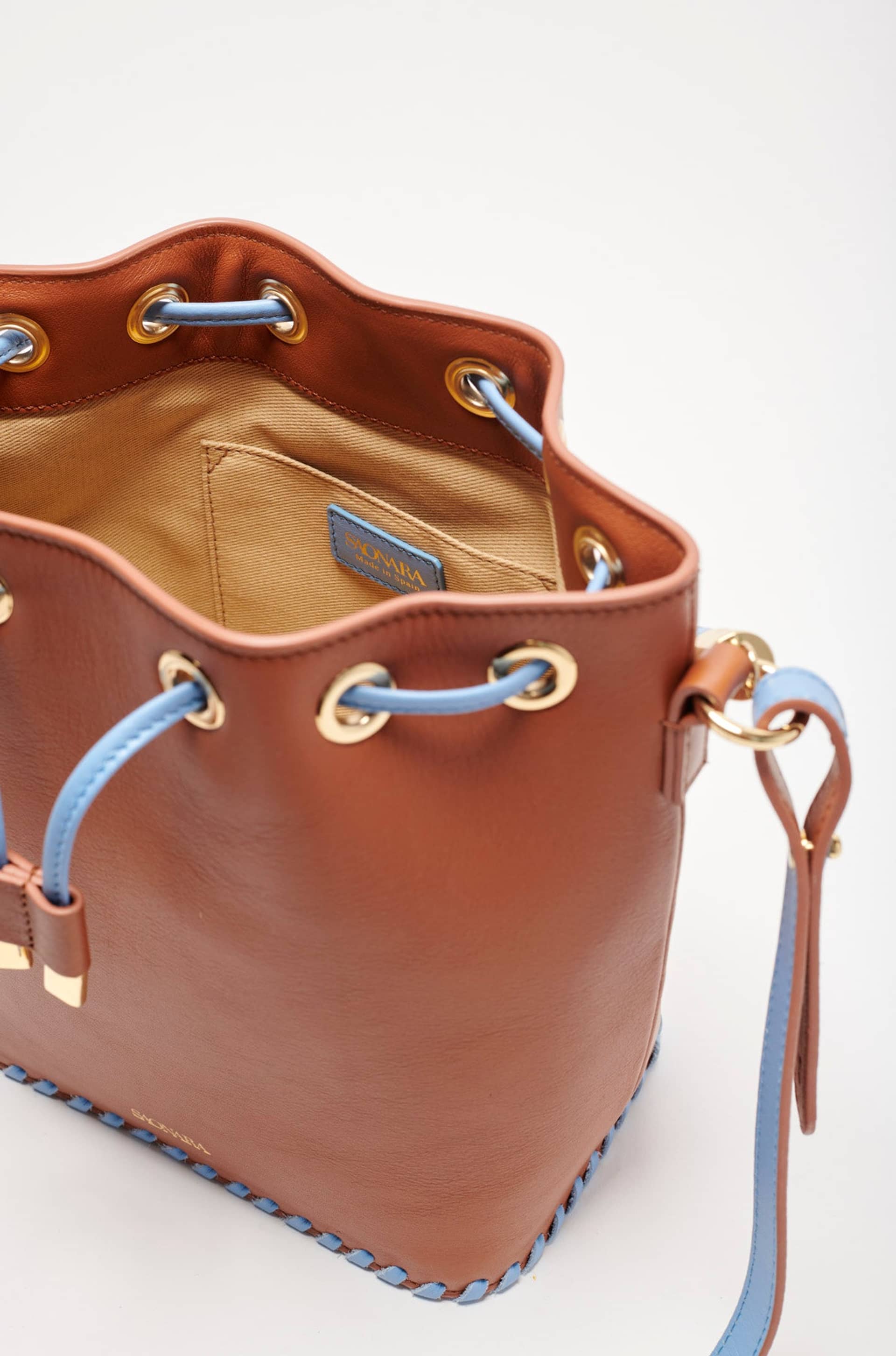 SAONARA BUCKET CARAMEL/BLUE SKY LEATHER made by Saonara