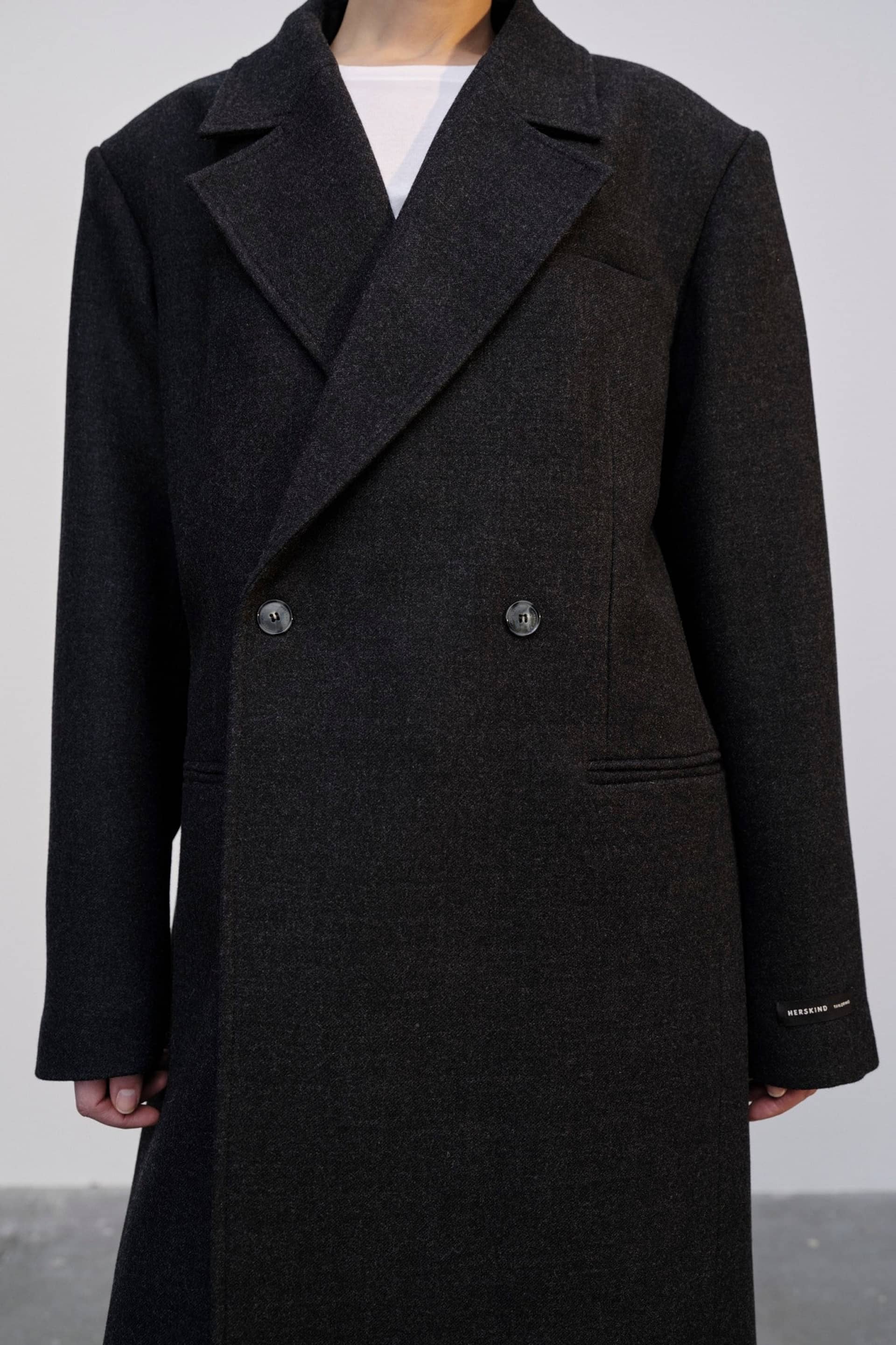 Louis Coat - Dark Grey made by HERSKIND