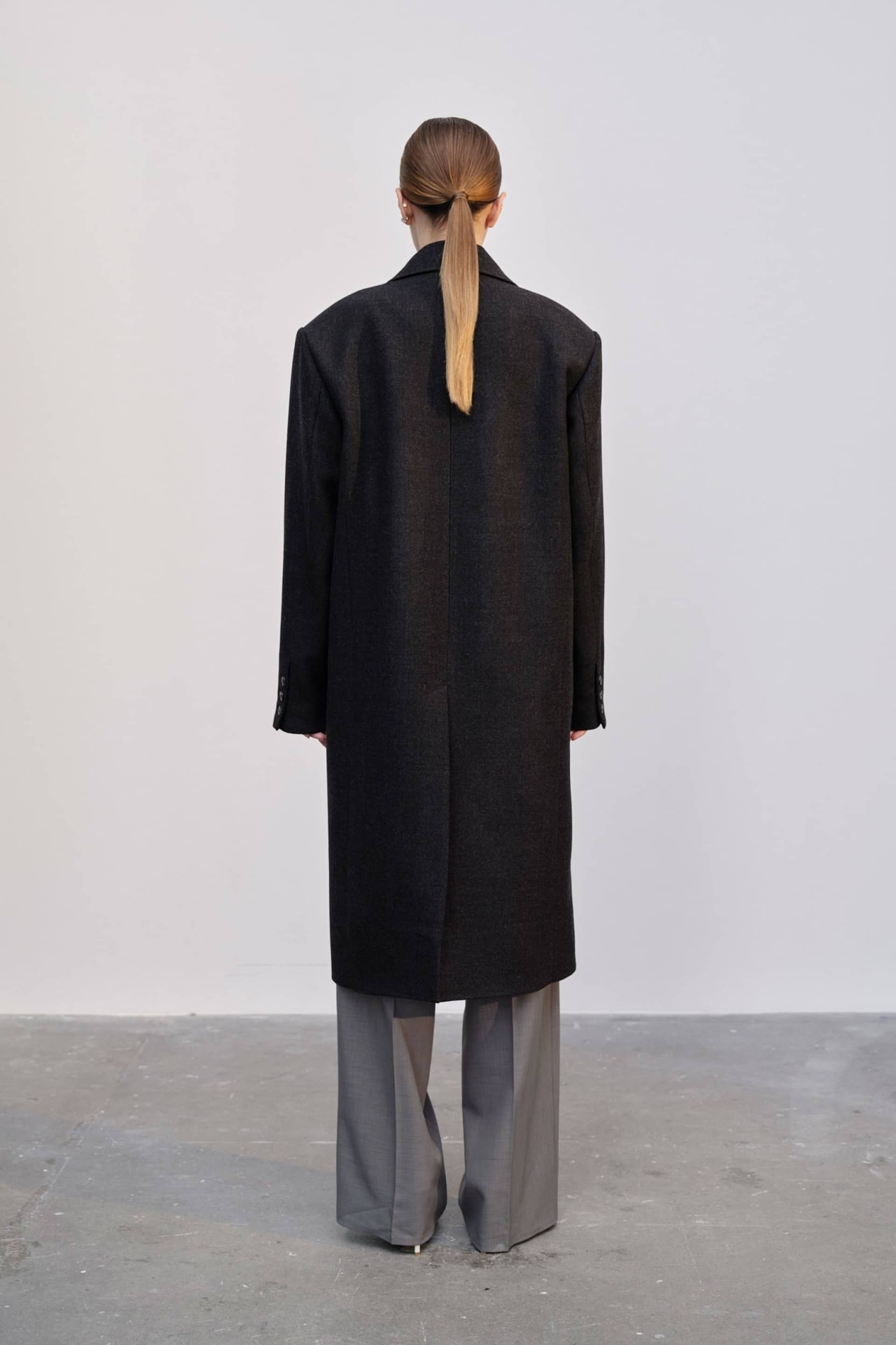 Louis Coat - Dark Grey made by HERSKIND