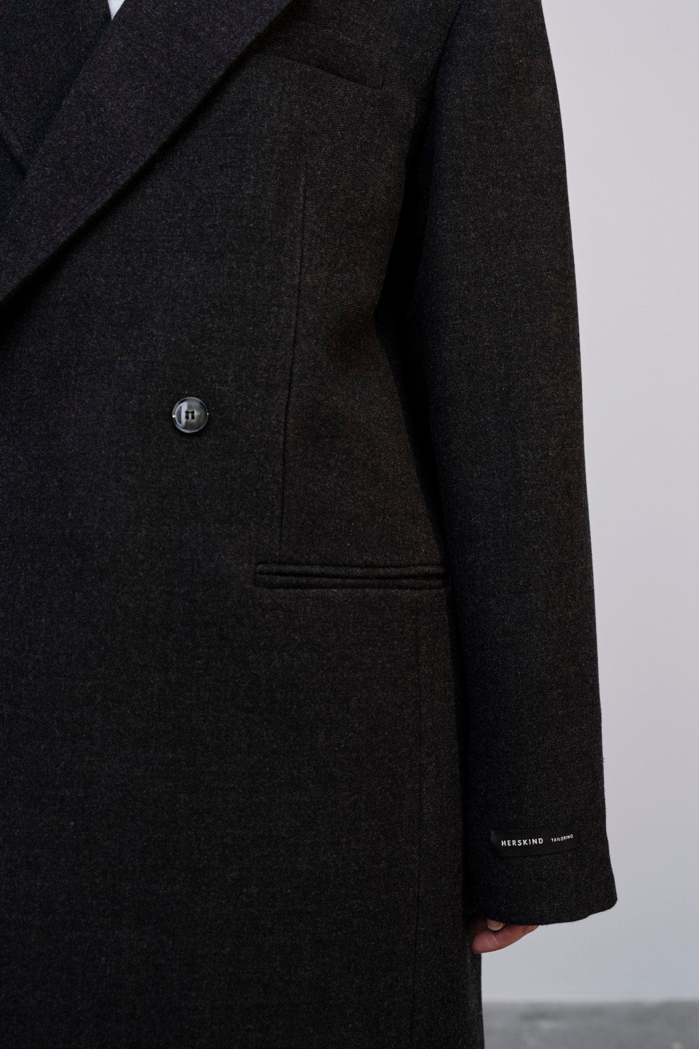 Louis Coat - Dark Grey made by HERSKIND