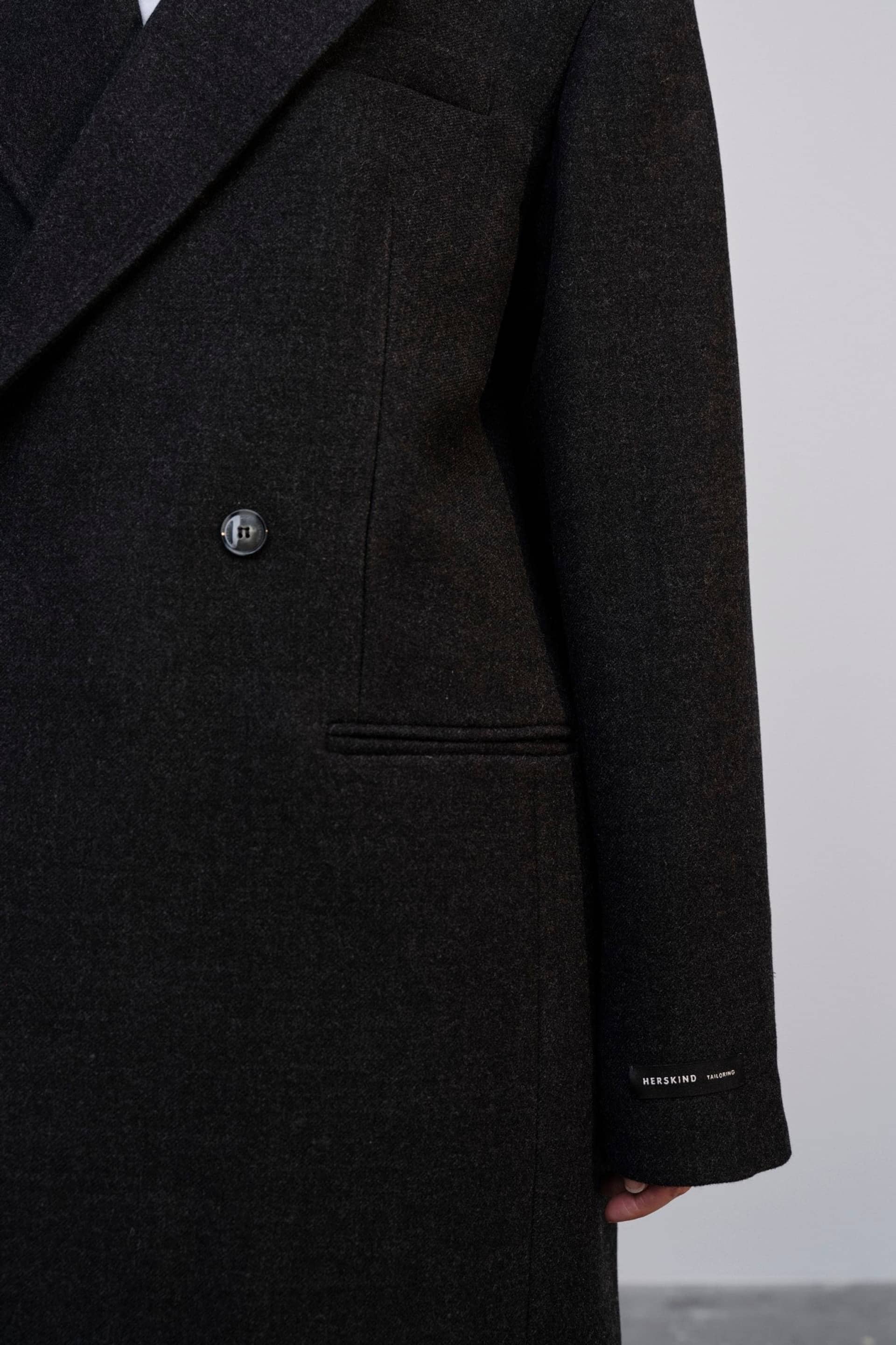 Louis Coat - Dark Grey made by HERSKIND