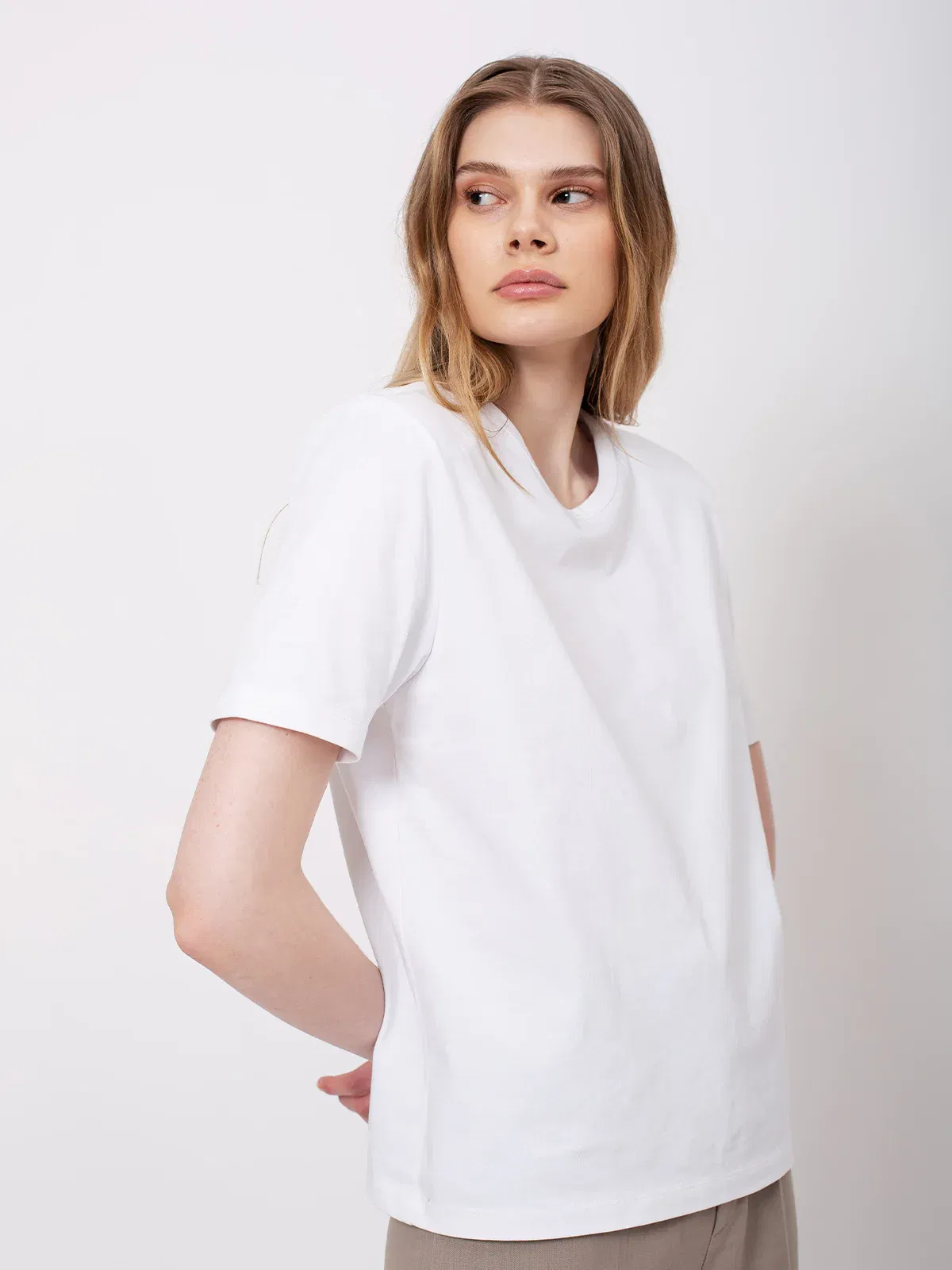 Théa T-shirt in White made by AÉRYNE
