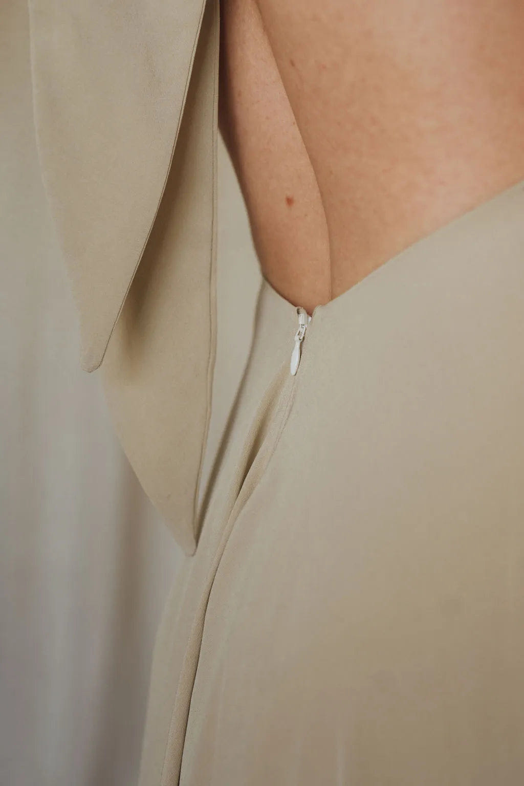 Silk backless dress - Charming beige made by MORACÉE