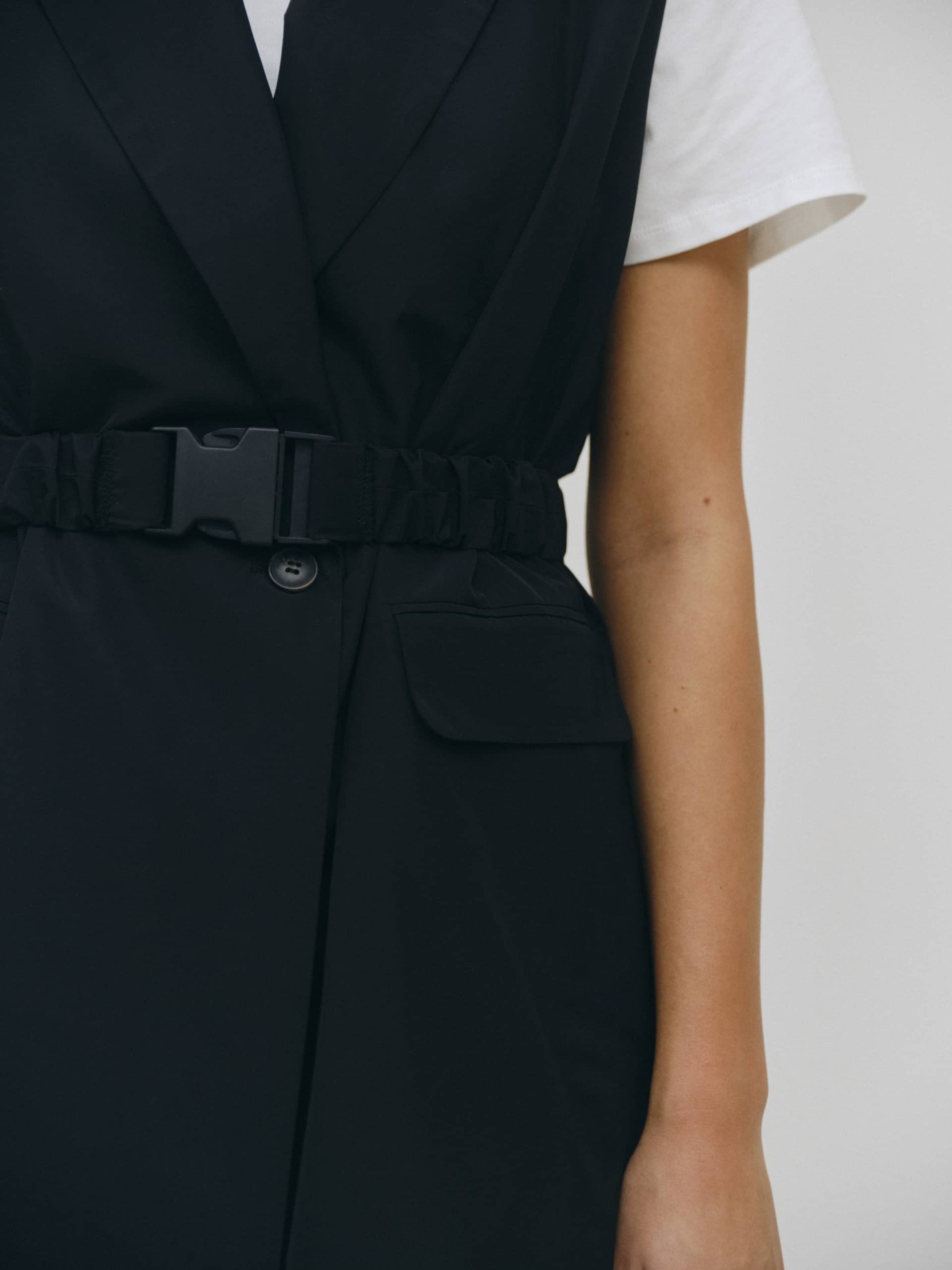Phoebe Sleeveless Blazer - Black made by HERSKIND