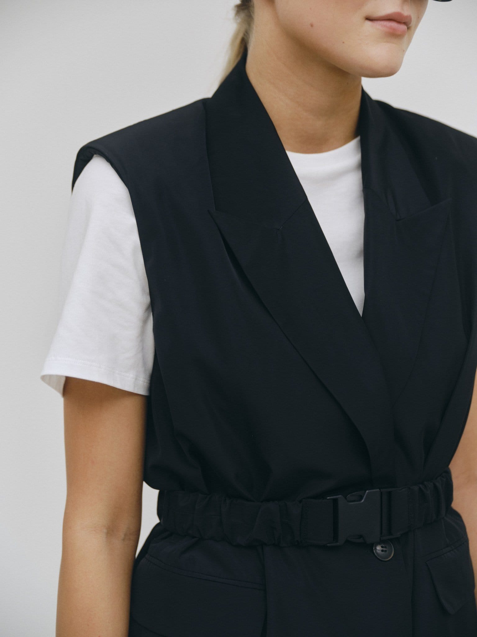 Phoebe Sleeveless Blazer - Black made by HERSKIND