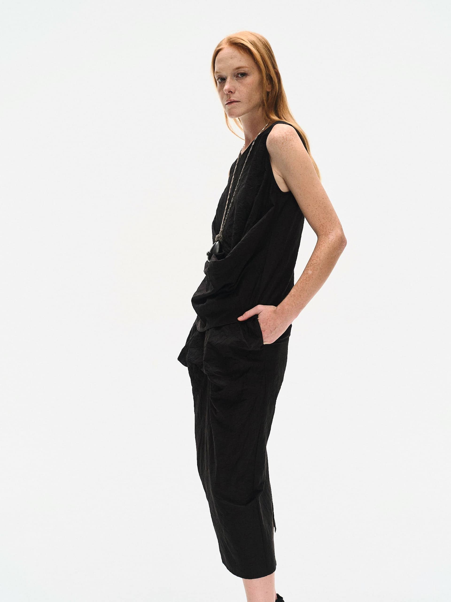 BLACK WRINKLED TEXTURE SKIRT made by YIBRI