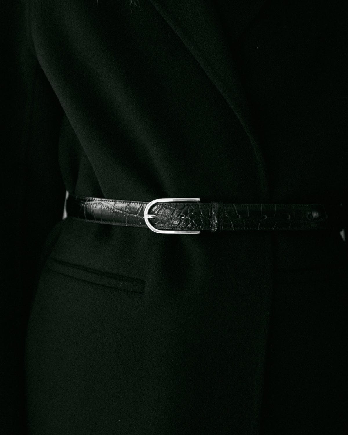 The Classic Belt - Black Croc in Black made by ESSEN