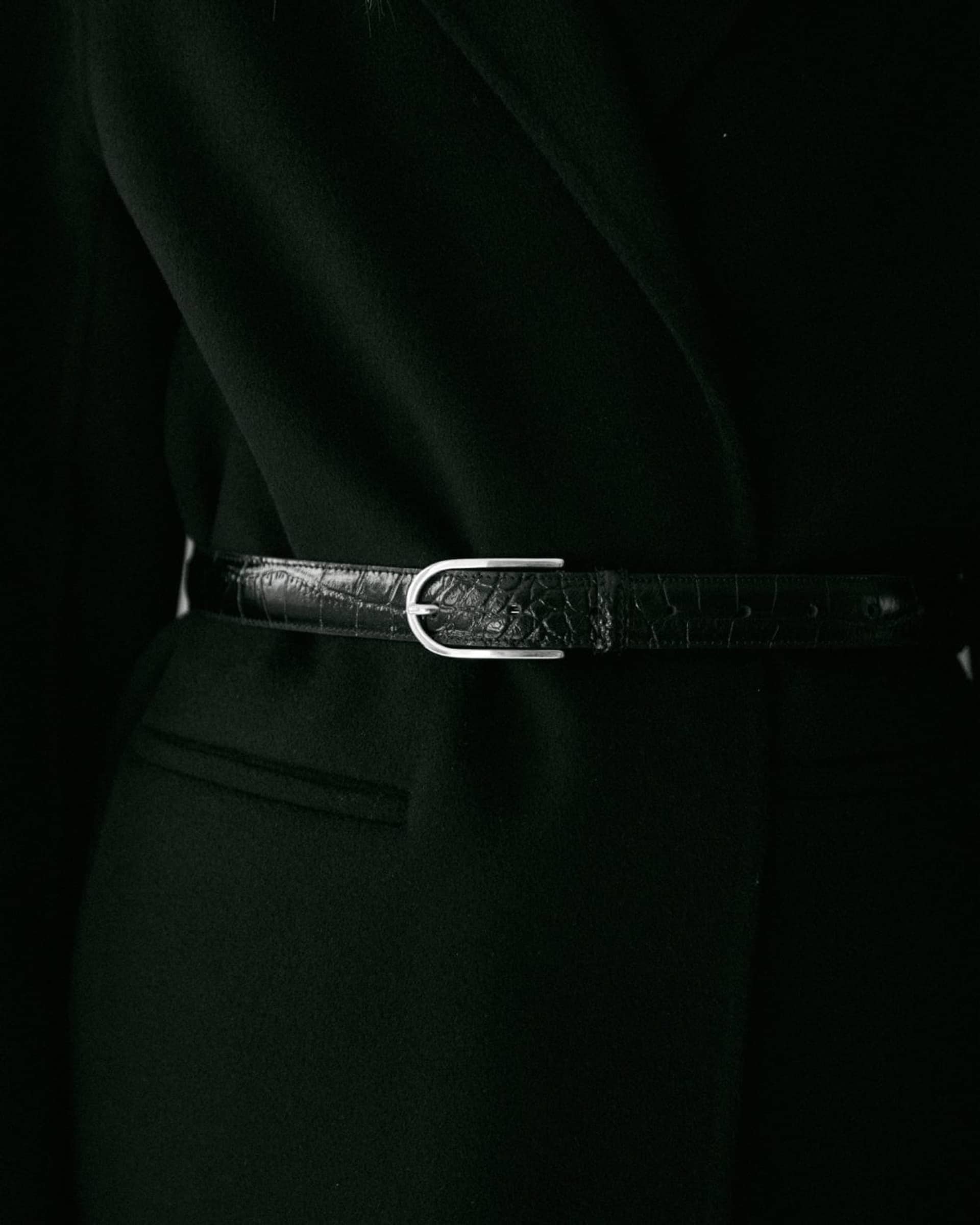 The Classic Belt - Black Croc in Black made by ESSEN