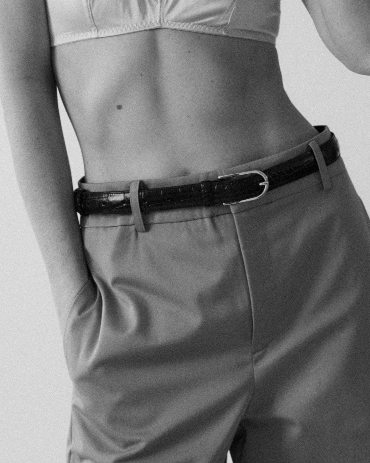 The Classic Belt - Black Croc in Black made by ESSEN