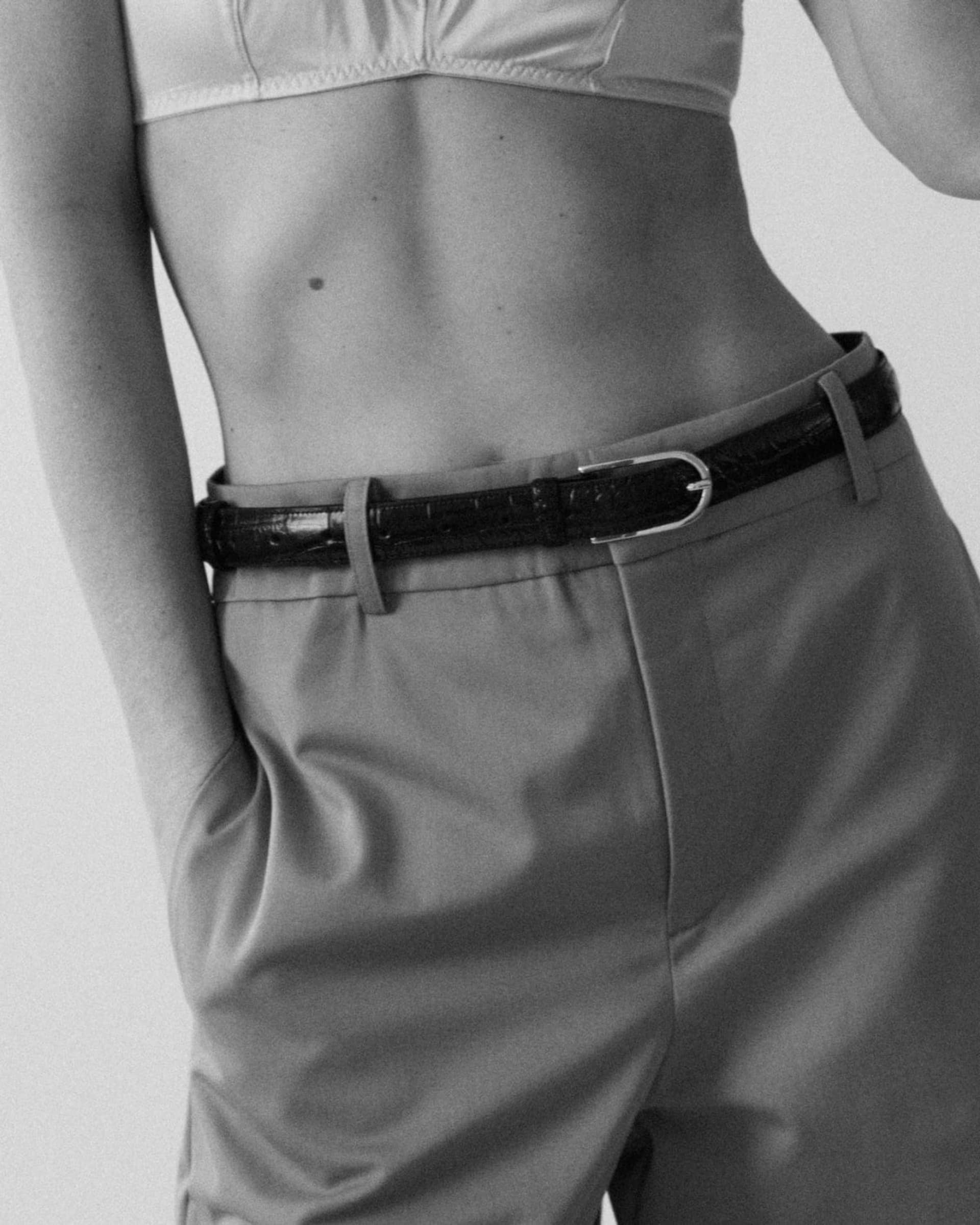 The Classic Belt - Black Croc in Black made by ESSEN