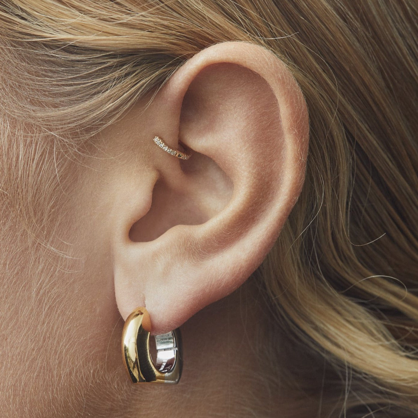 HUGGIE WHITE DIAMOND & YELLOW GOLD - 7mm made by ENNUI