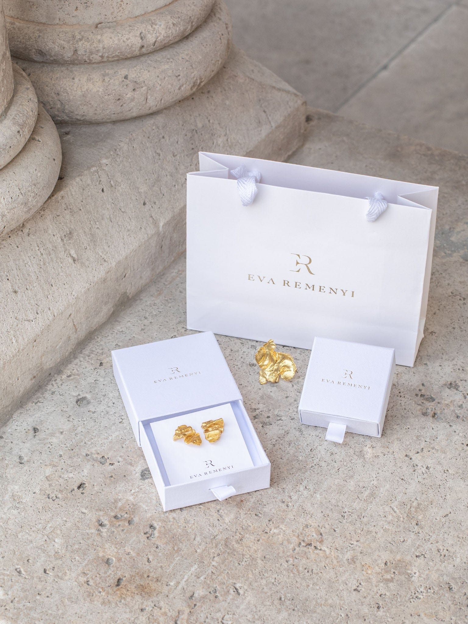 Artemis Ring Gold in Gold made by Eva Remenyi