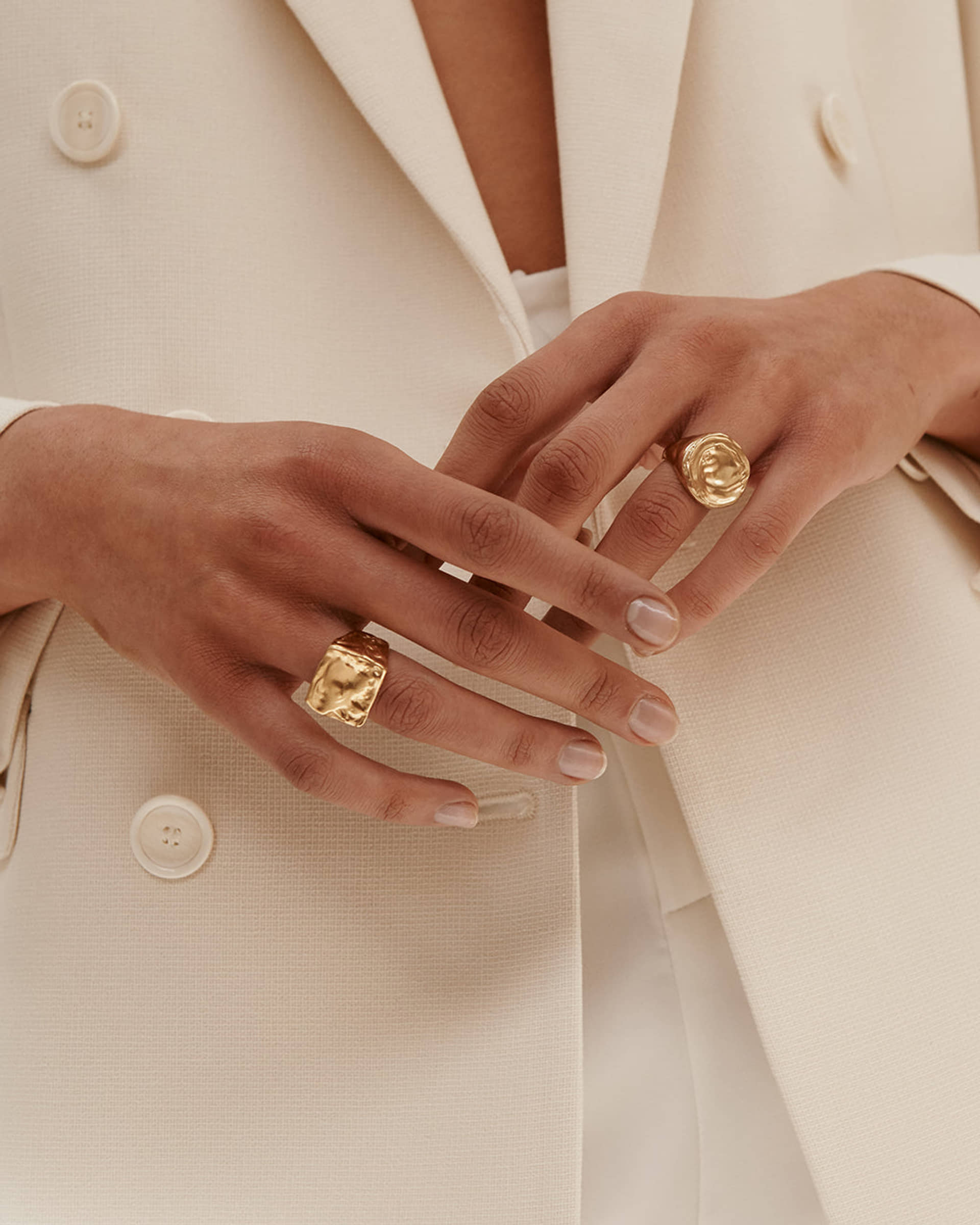 AREIA ROUND SIGNET RING made by Carolina De Barros