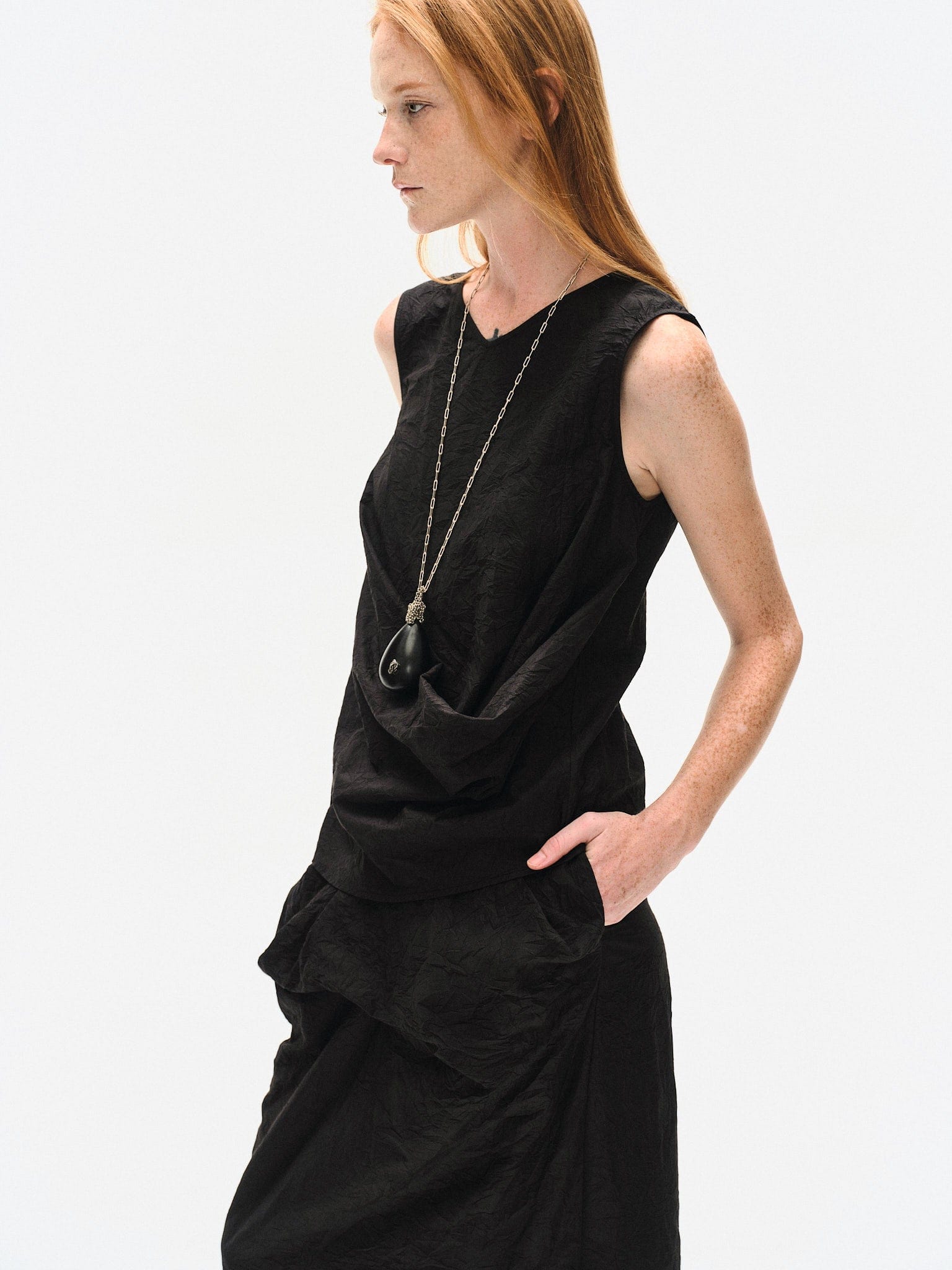 BLACK CRINKLED TEXTURE SLEEVELESS TOP made by YIBRI