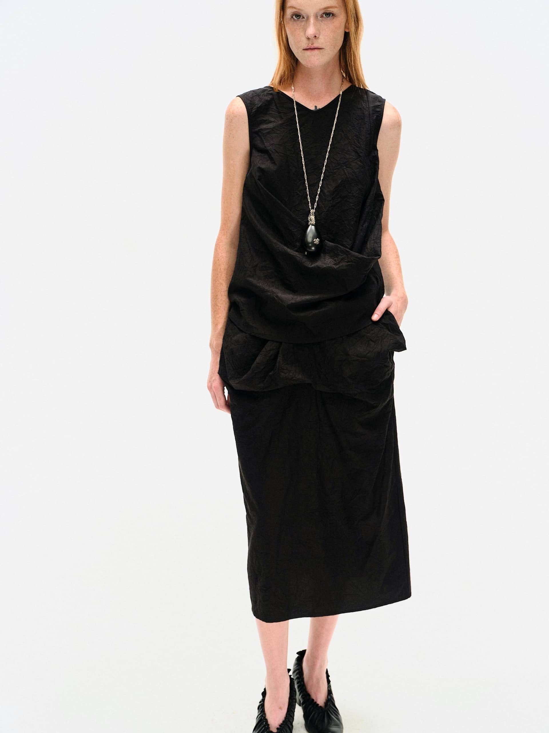 BLACK CRINKLED TEXTURE SLEEVELESS TOP made by YIBRI