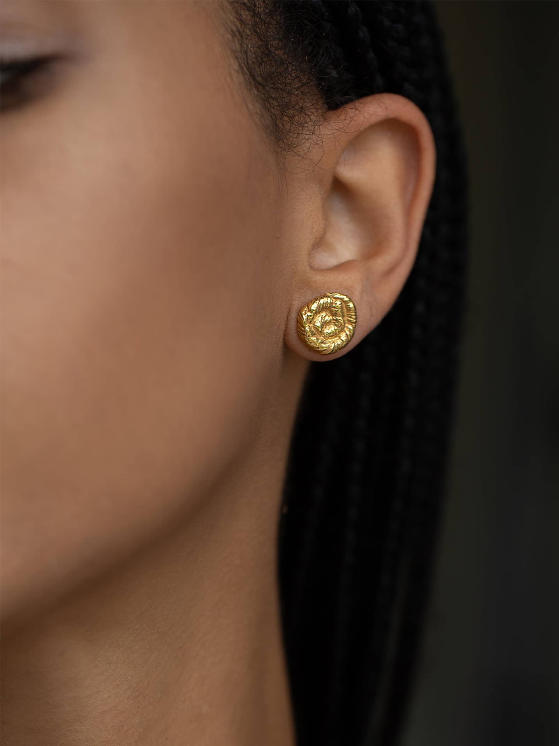 Nautilus Earrings Gold in Gold made by Eva Remenyi