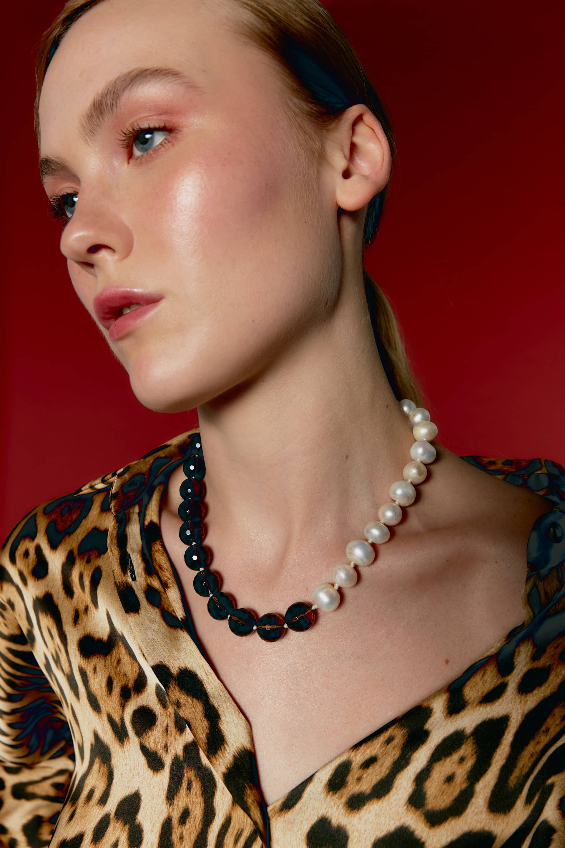 Nina necklace in natural pearls and quartz made by Phialebel