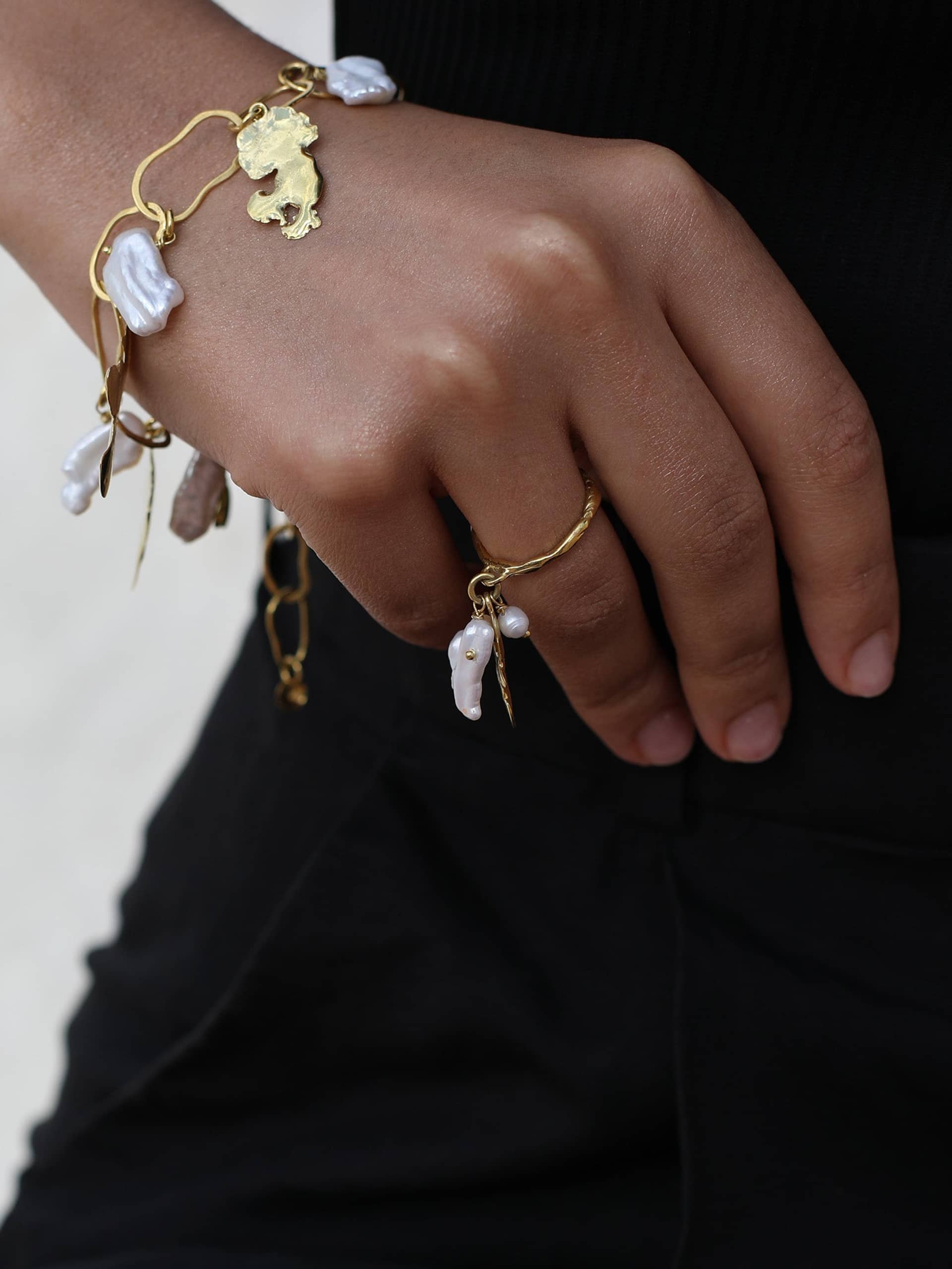 Euphoria Ring in Gold made by Eva Remenyi