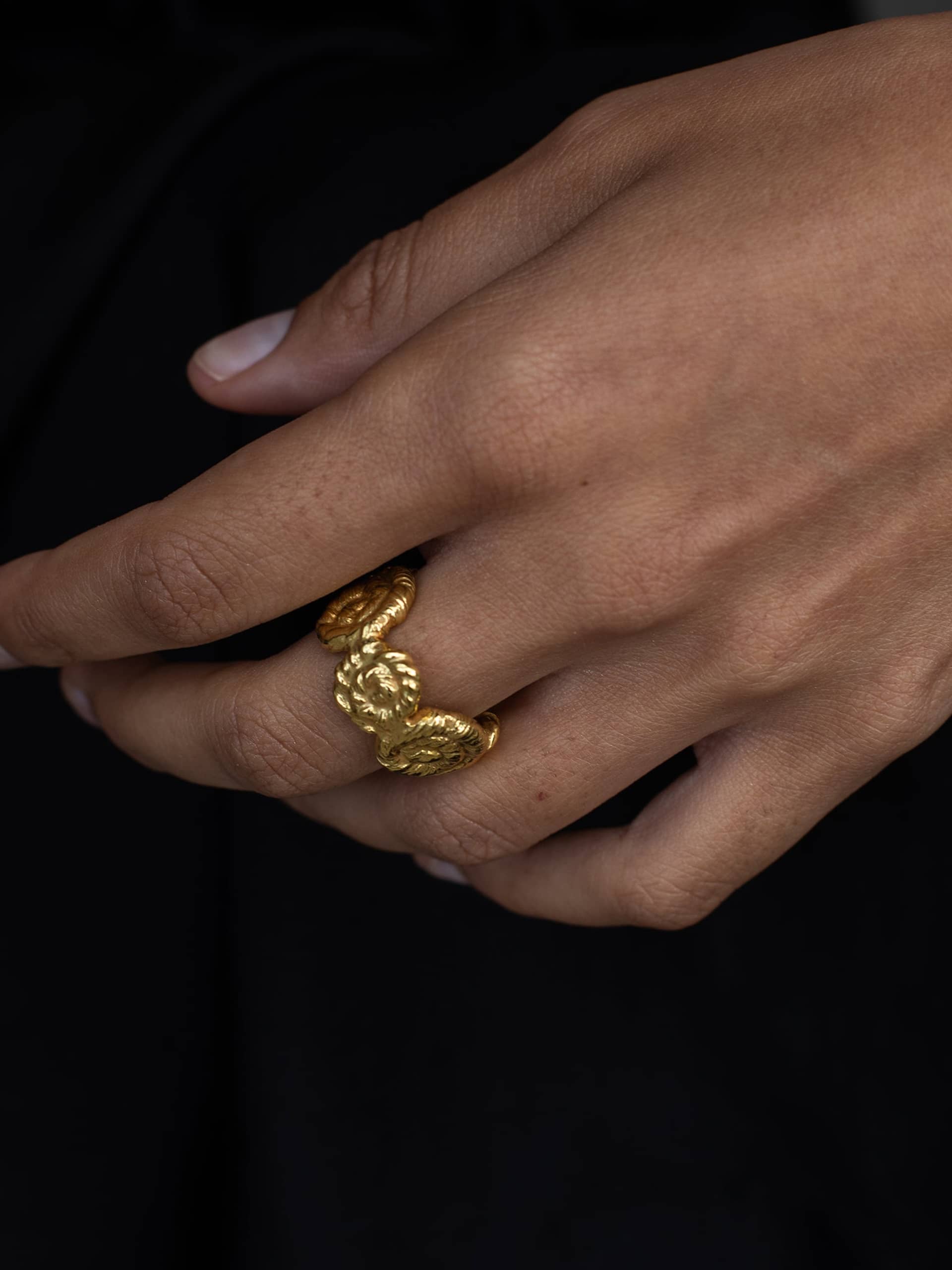 Nautilus Chunky Ring Gold in Gold made by Eva Remenyi