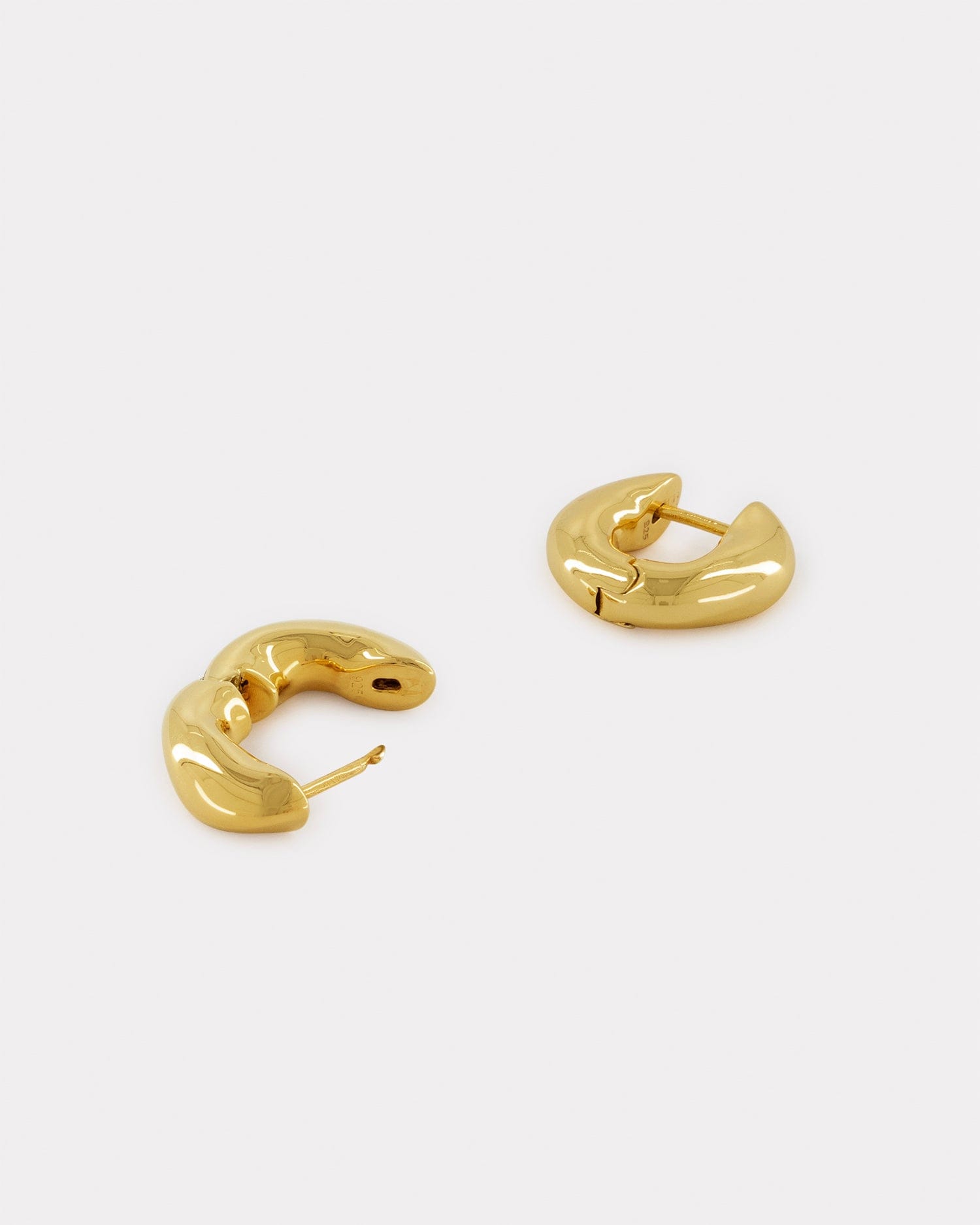 The Huggie Earrings - Gold made by ESSEN