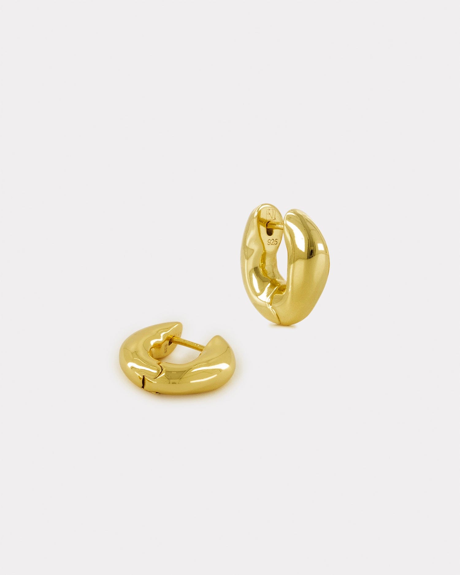 The Huggie Earrings - Gold made by ESSEN