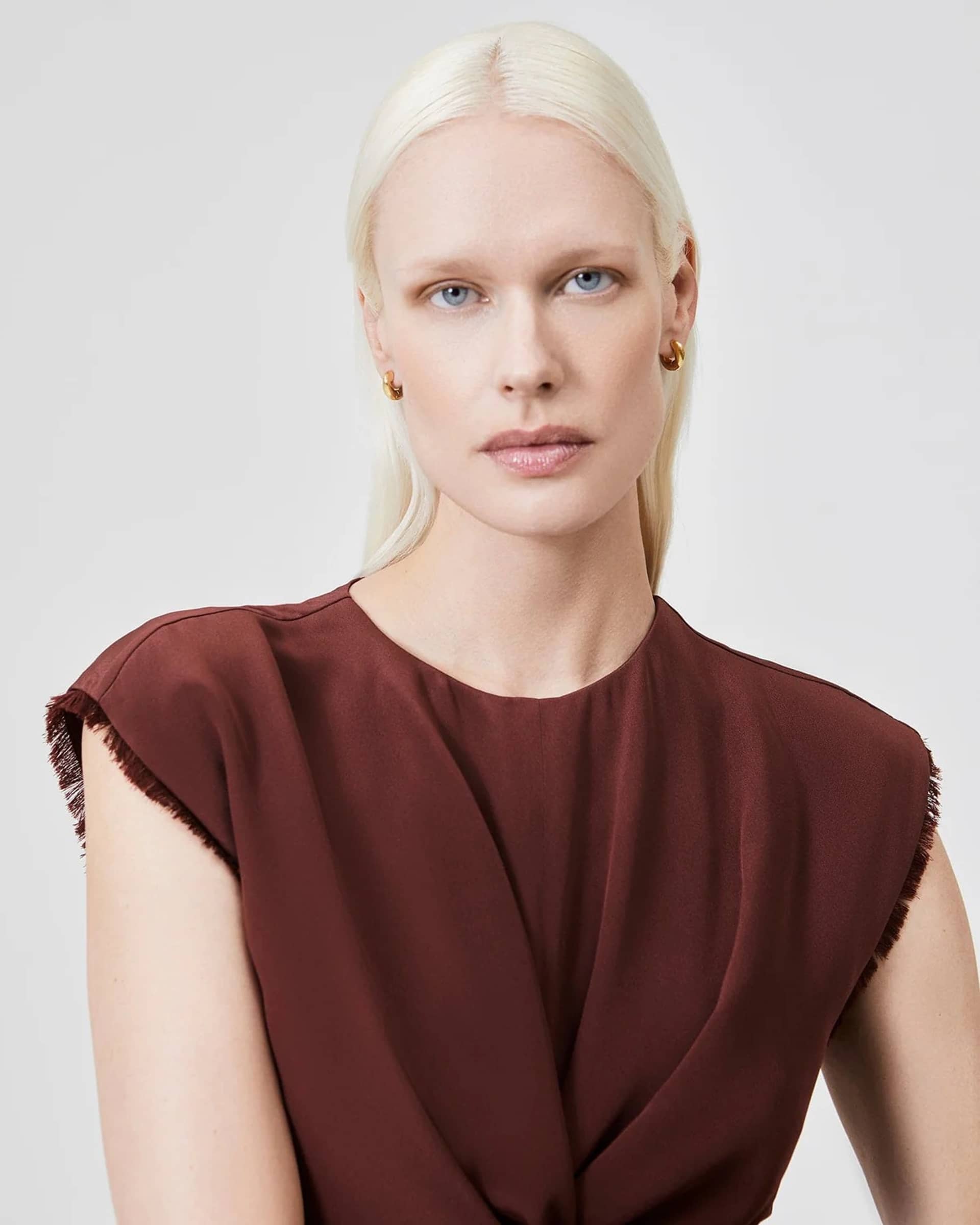 The Huggie Earrings - Gold made by ESSEN