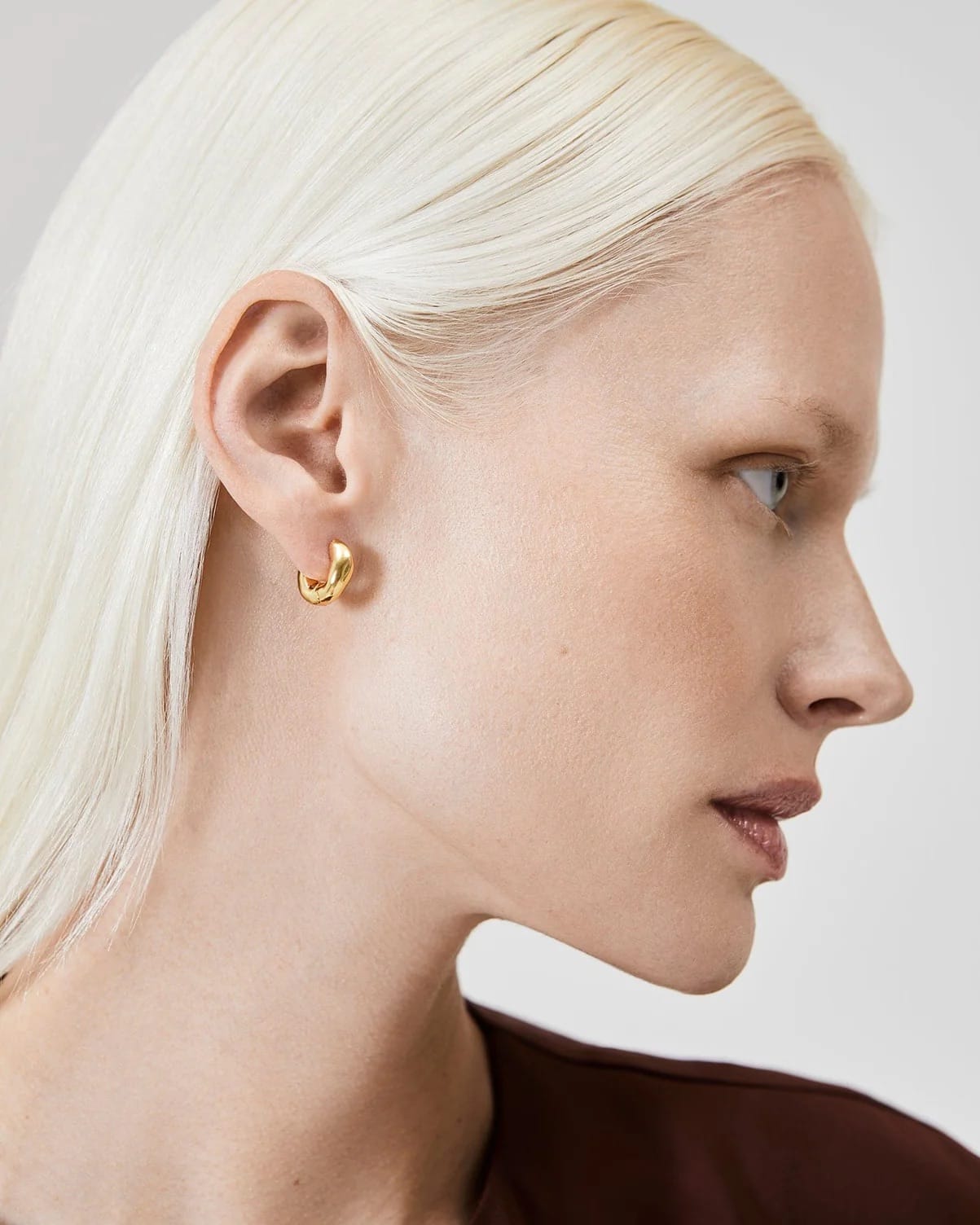 The Huggie Earrings - Gold made by ESSEN