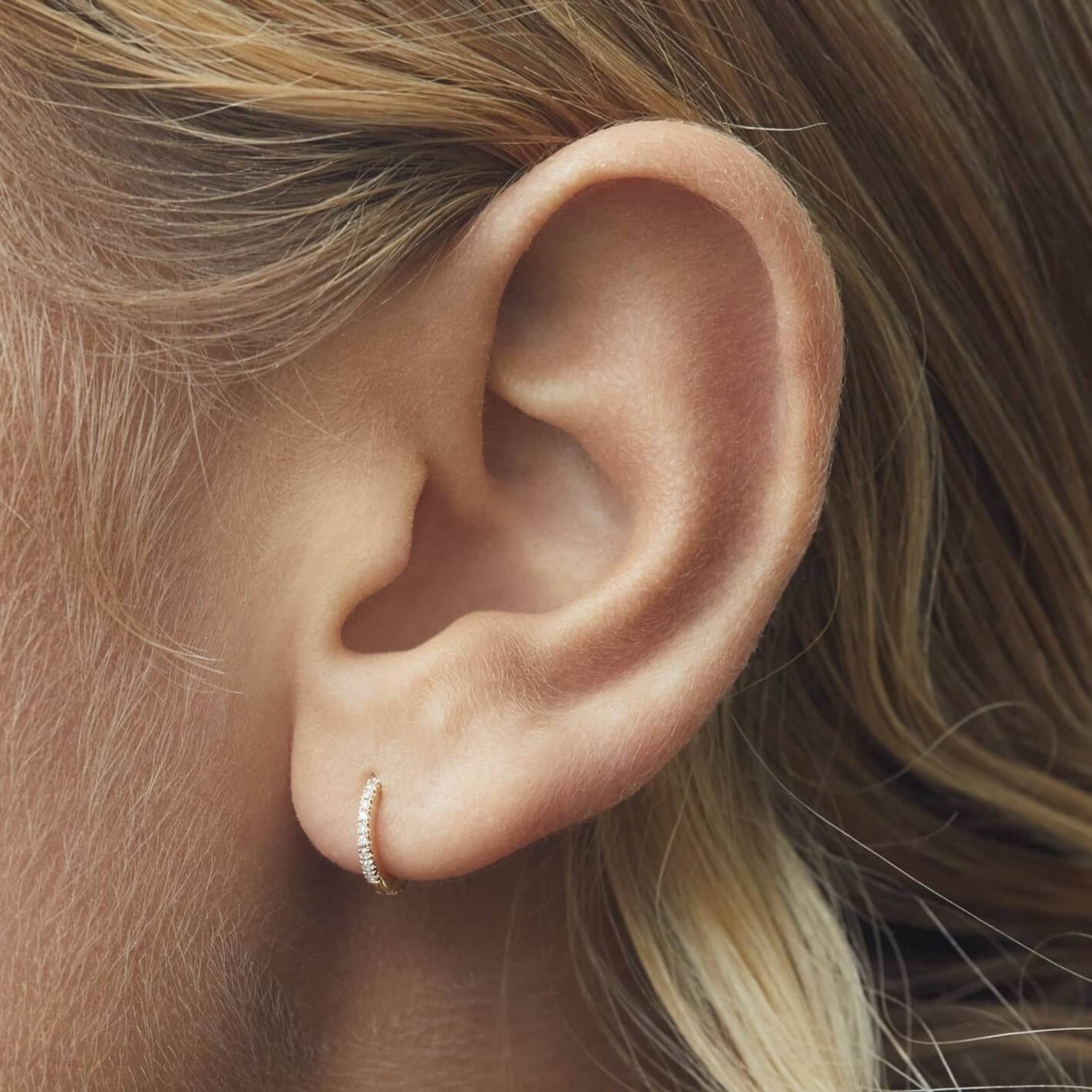 HUGGIE WHITE DIAMOND & YELLOW GOLD - 9mm made by ENNUI