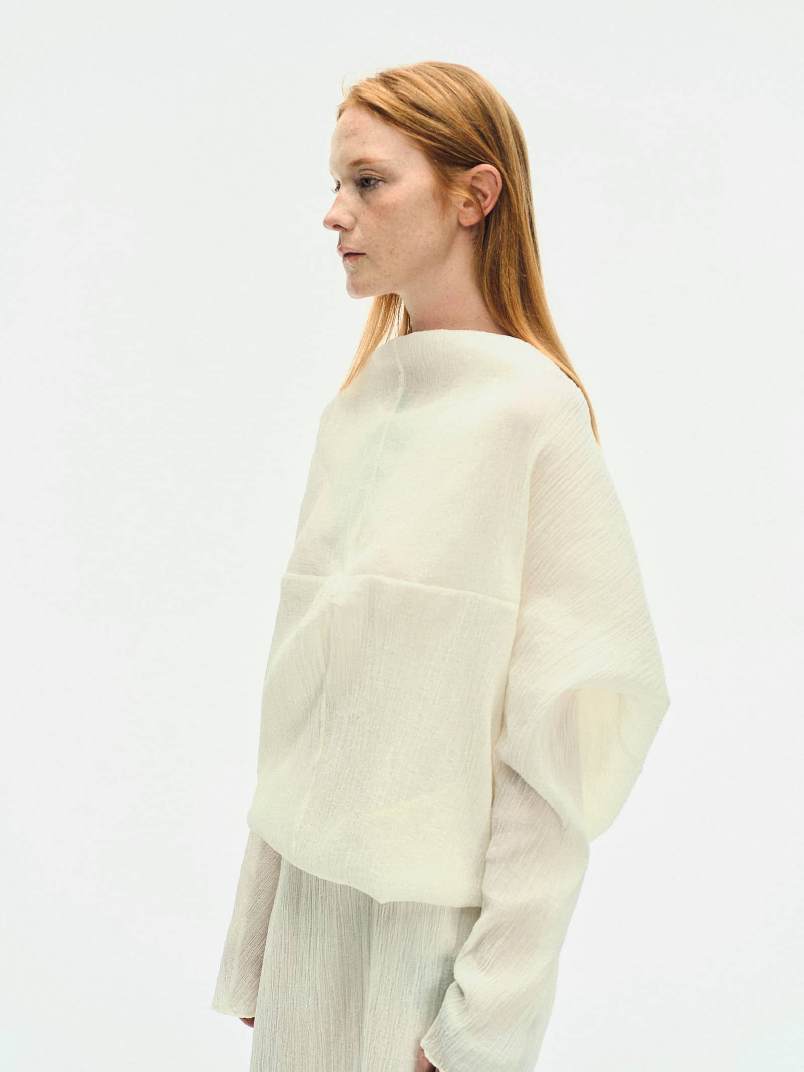 WHITE WRINKLE-TEXTURED REVERSIBLE TOP made by YIBRI