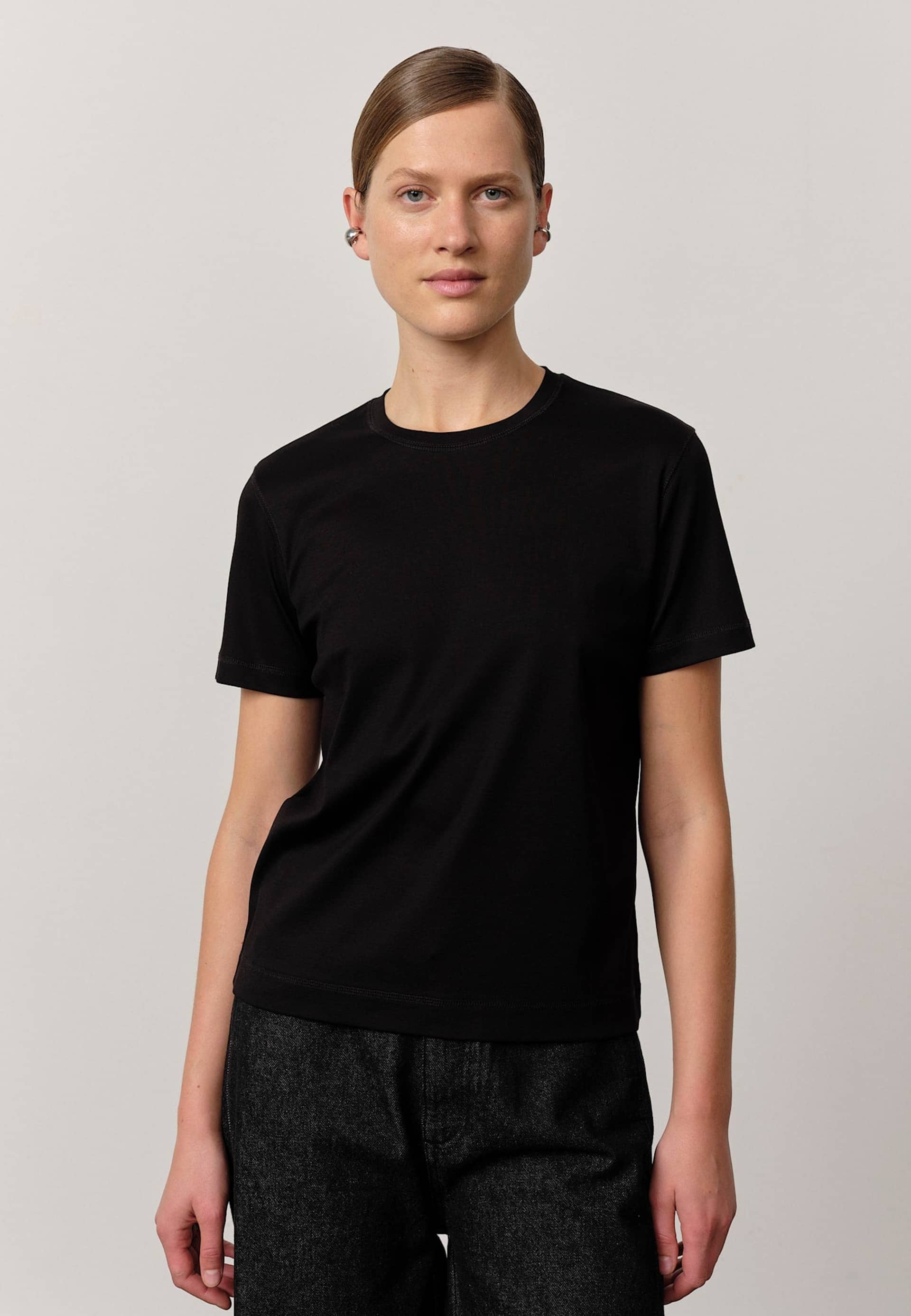 Ditlev T-shirt - Black made by HERSKIND