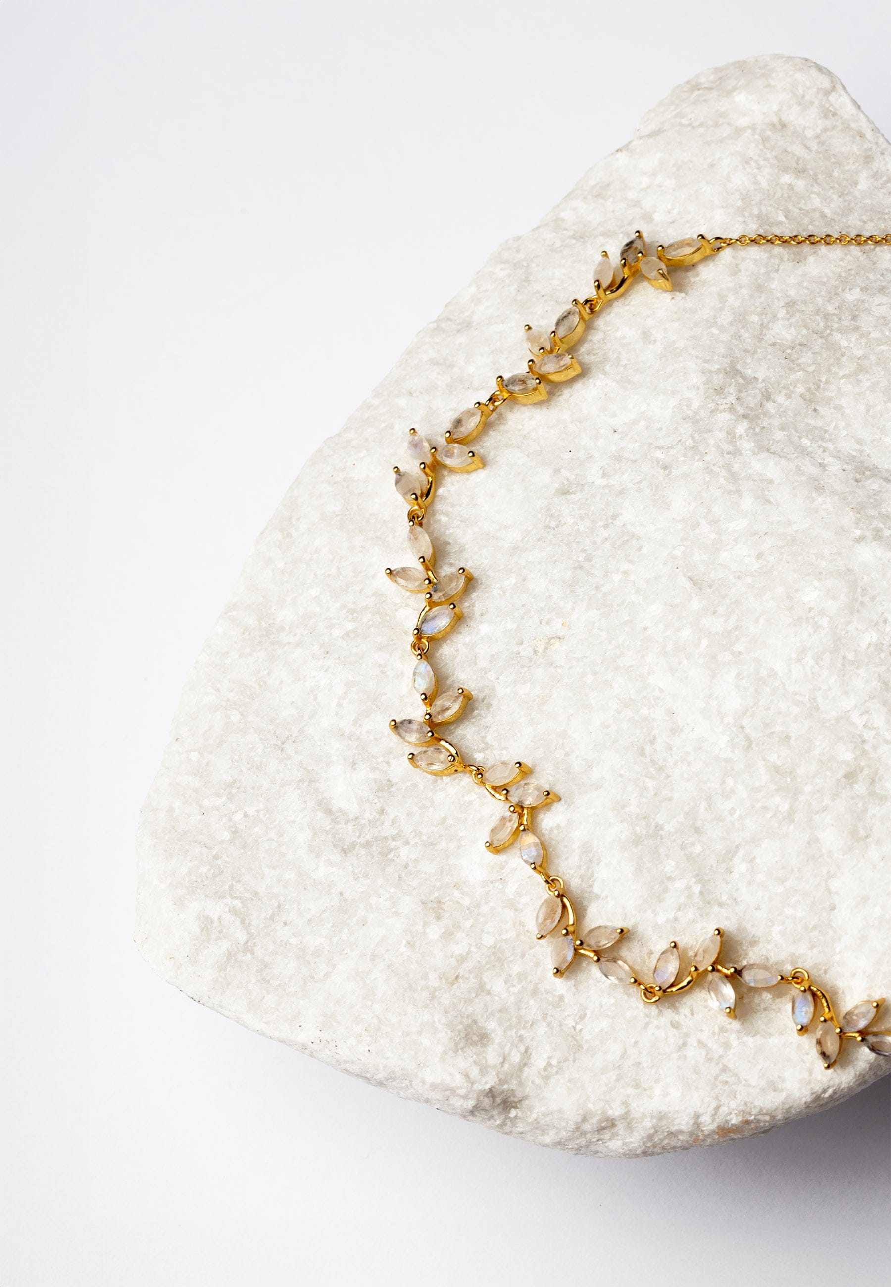 Collar Padma Piedraluna made by Lavani Jewels