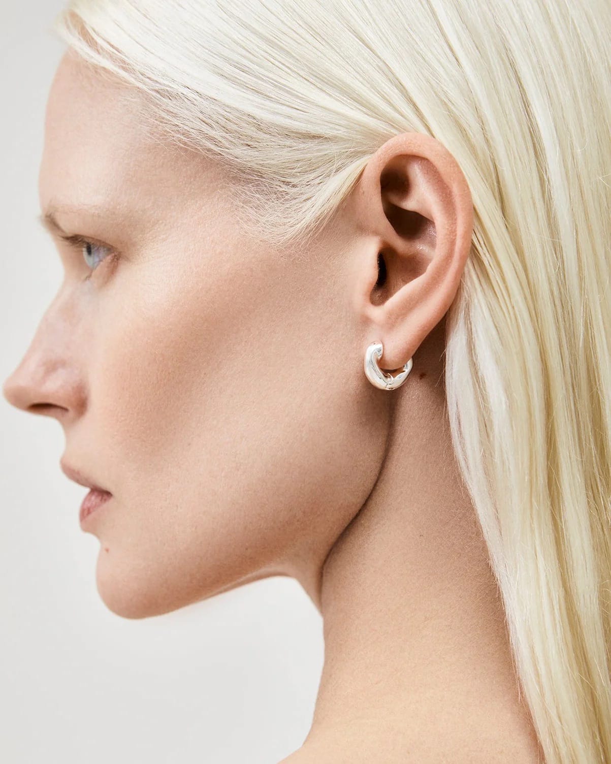 The Huggie Earrings - Silver made by ESSEN