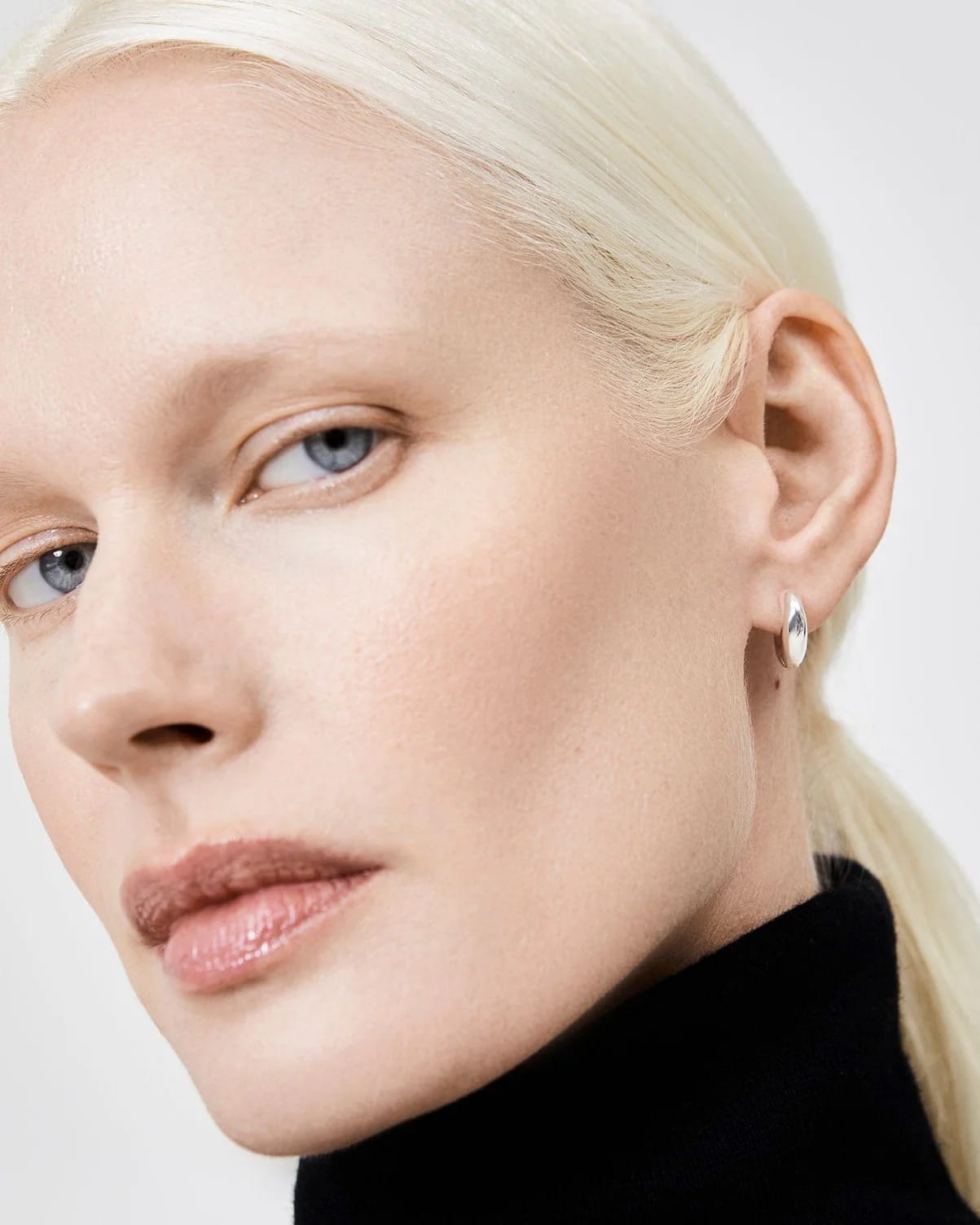 The Huggie Earrings - Silver made by ESSEN