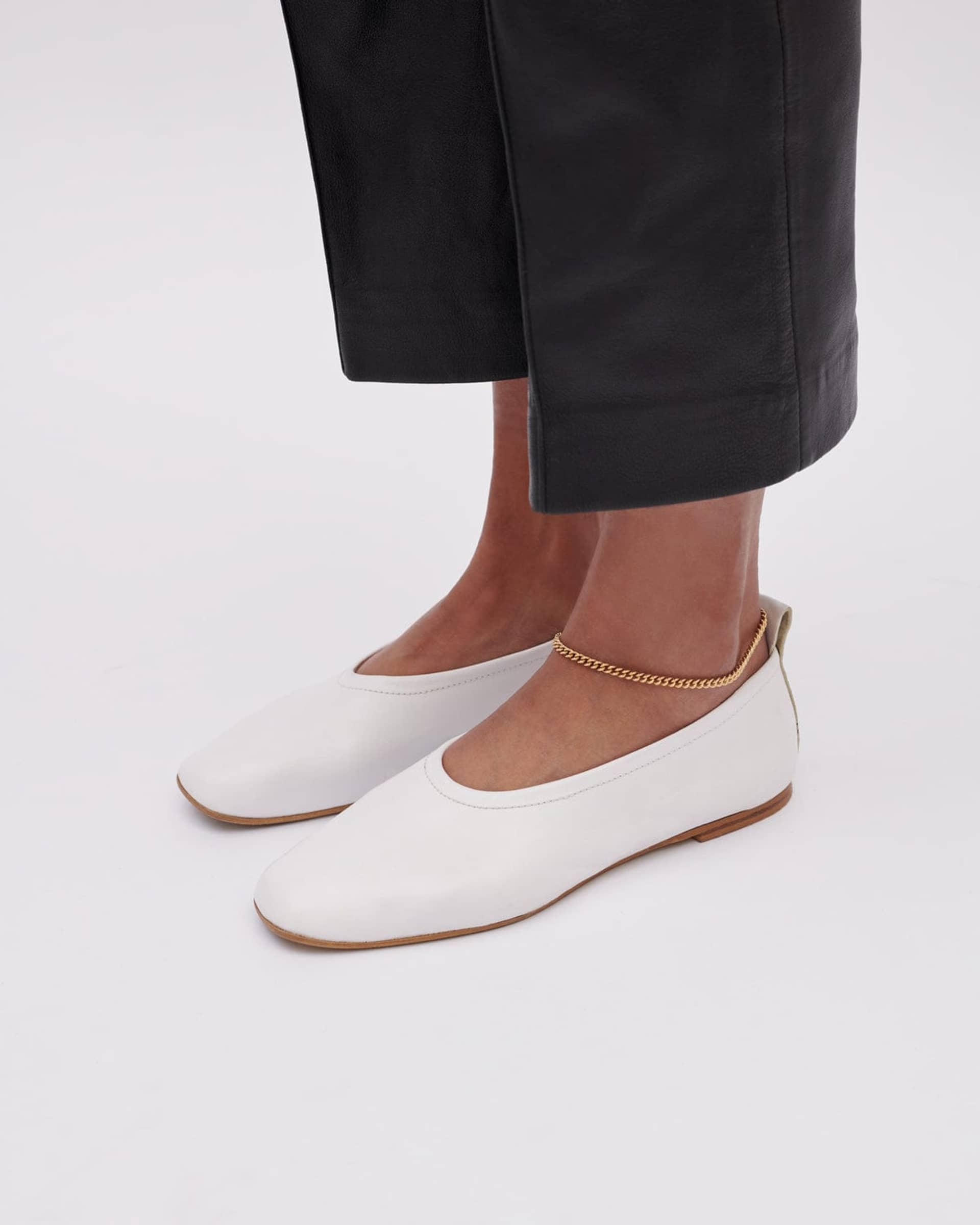 The Foundation Flat - White made by ESSEN