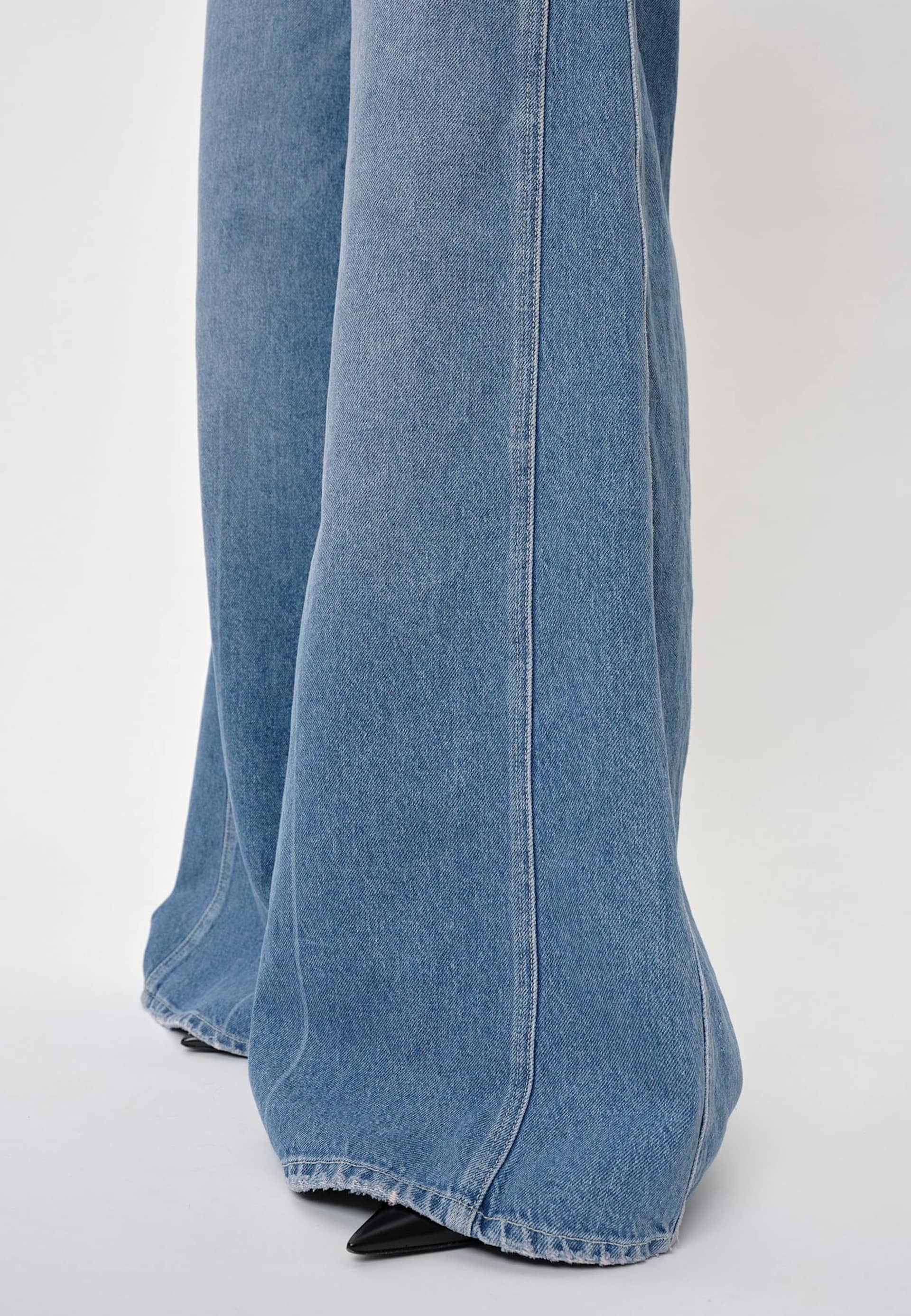 Katja Jeans - Light Indigo (Leg Size 30" - Short) made by HERSKIND