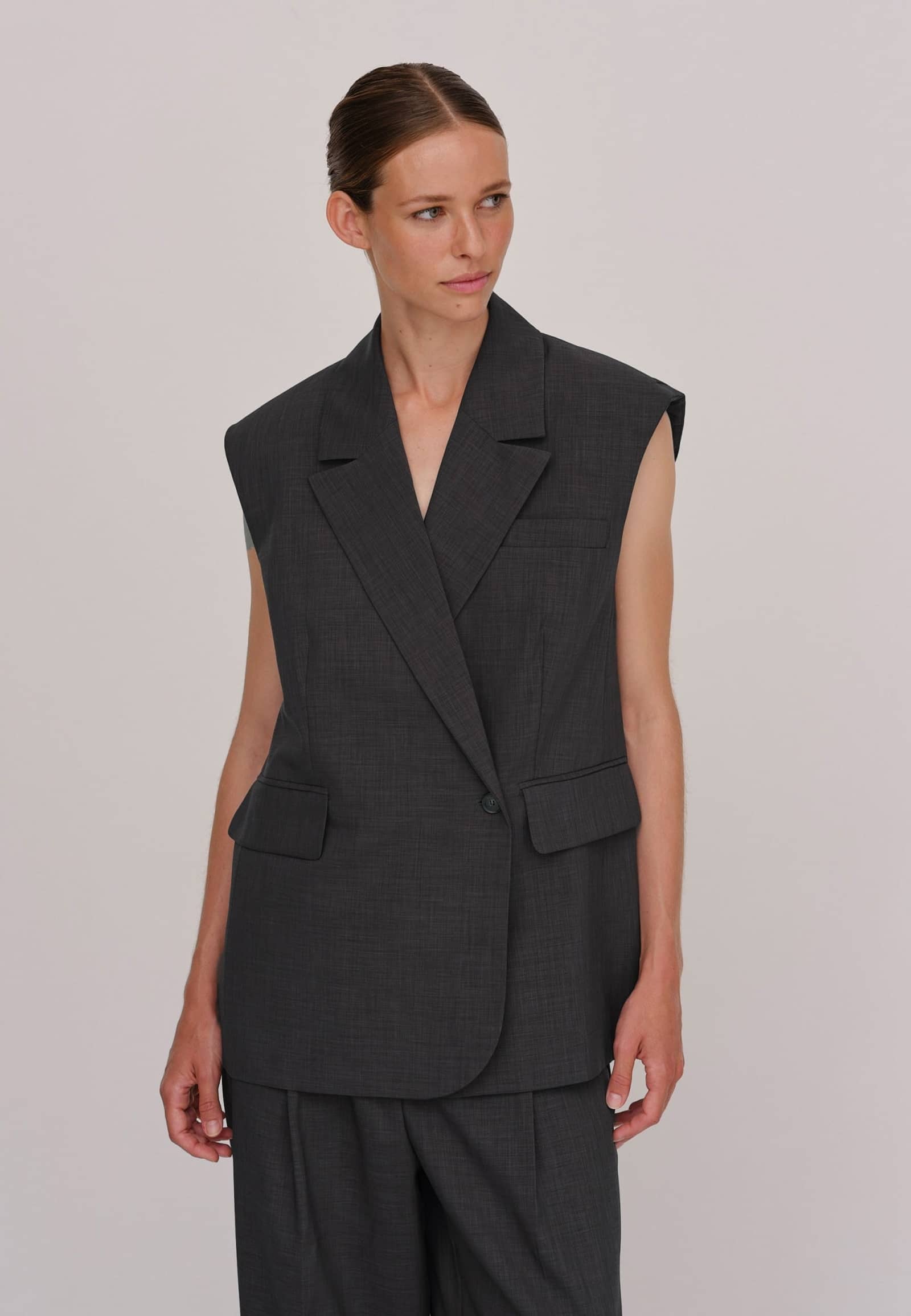 Averill Vest - Ebony made by HERSKIND