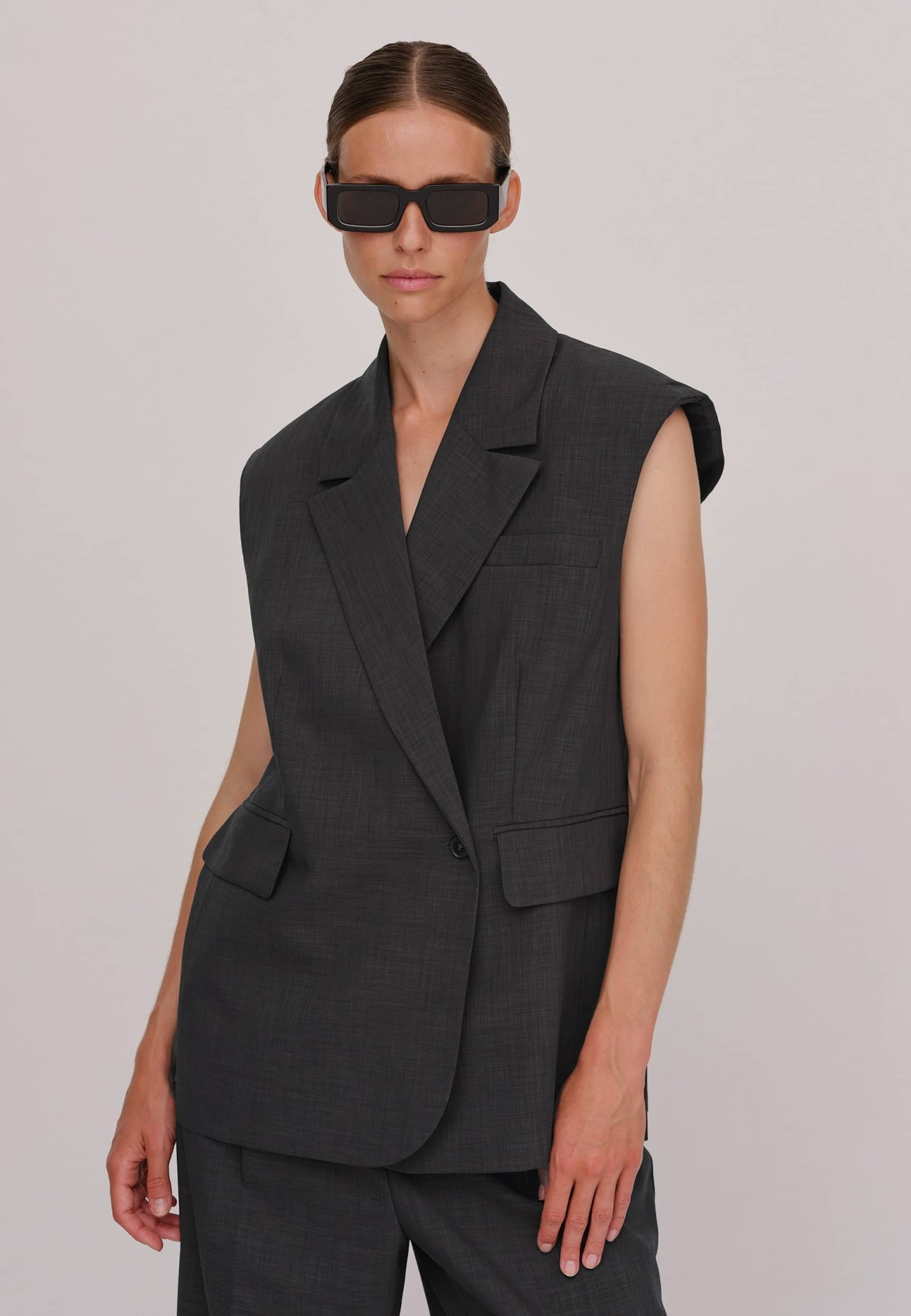 Averill Vest - Ebony made by HERSKIND