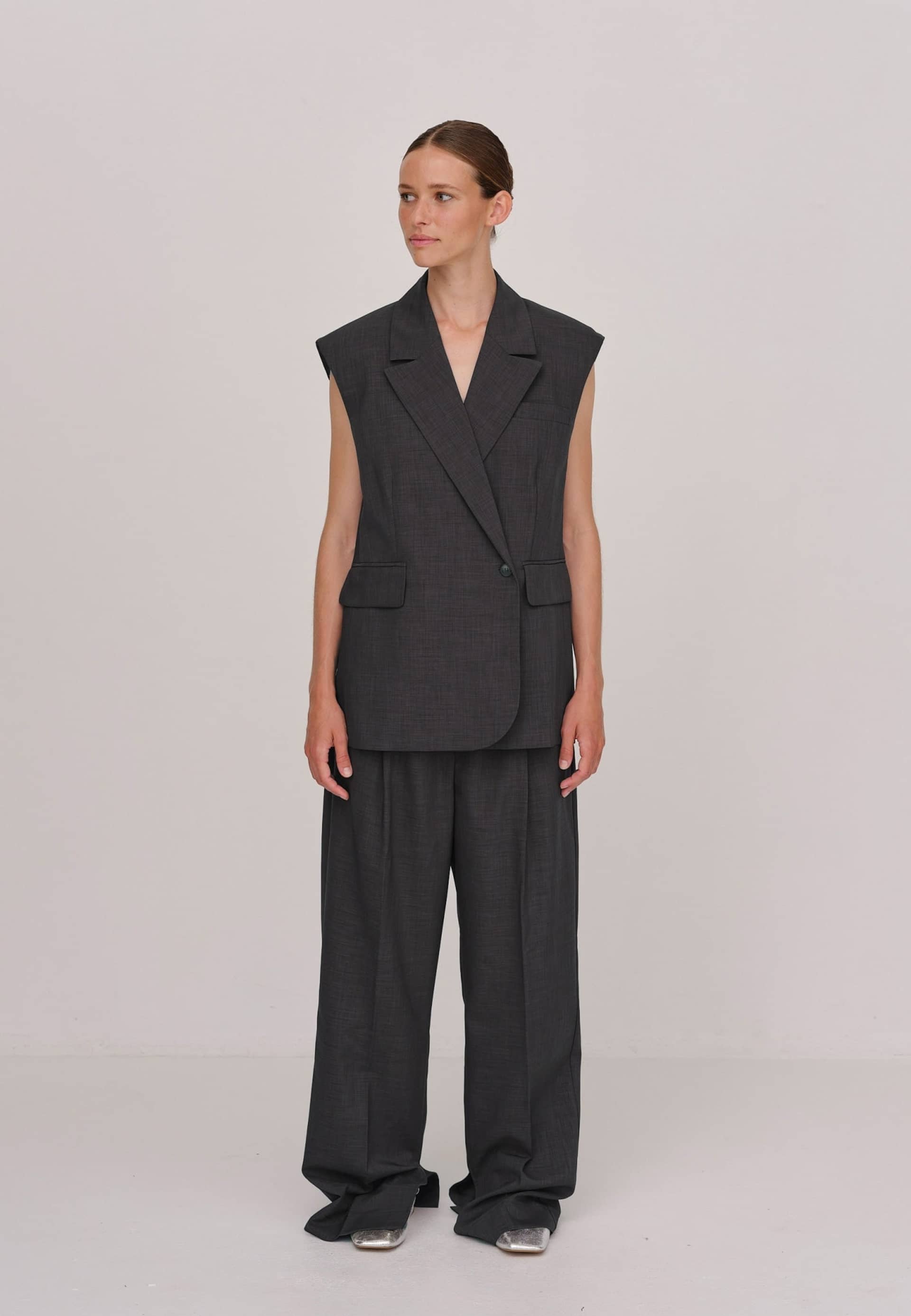 Averill Vest - Ebony made by HERSKIND