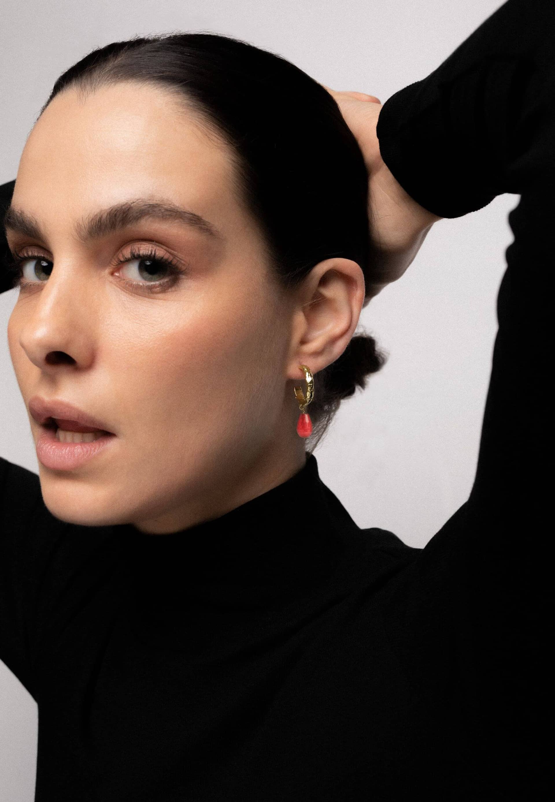 Aros Sadie Granate made by Lavani Jewels