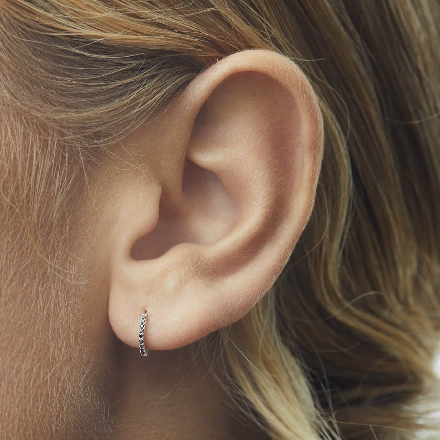 HUGGIE BLACK DIAMOND & WHITE GOLD - 9mm made by ENNUI