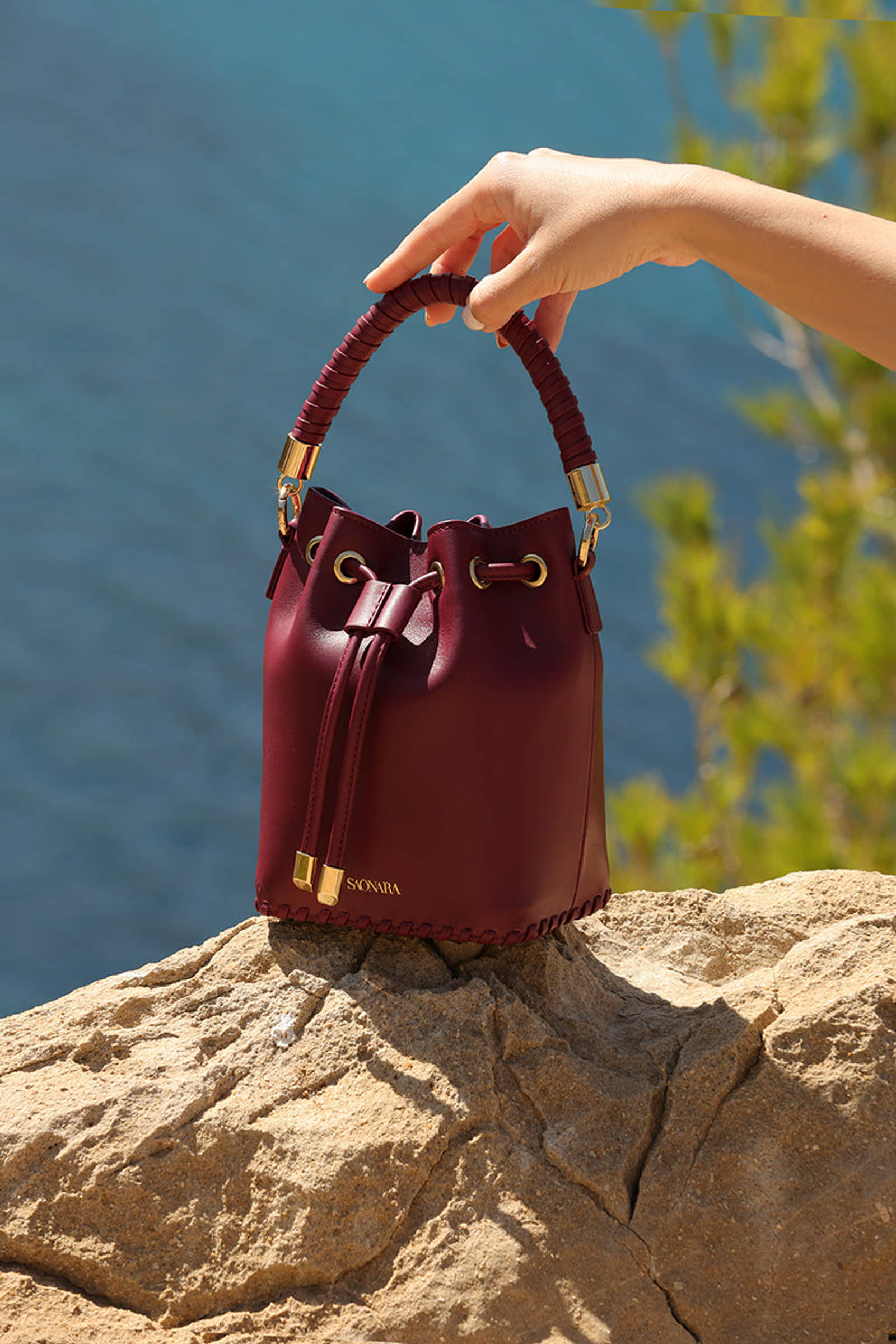 SAONARA MINI BUCKET BERRY LEATHER made by Saonara